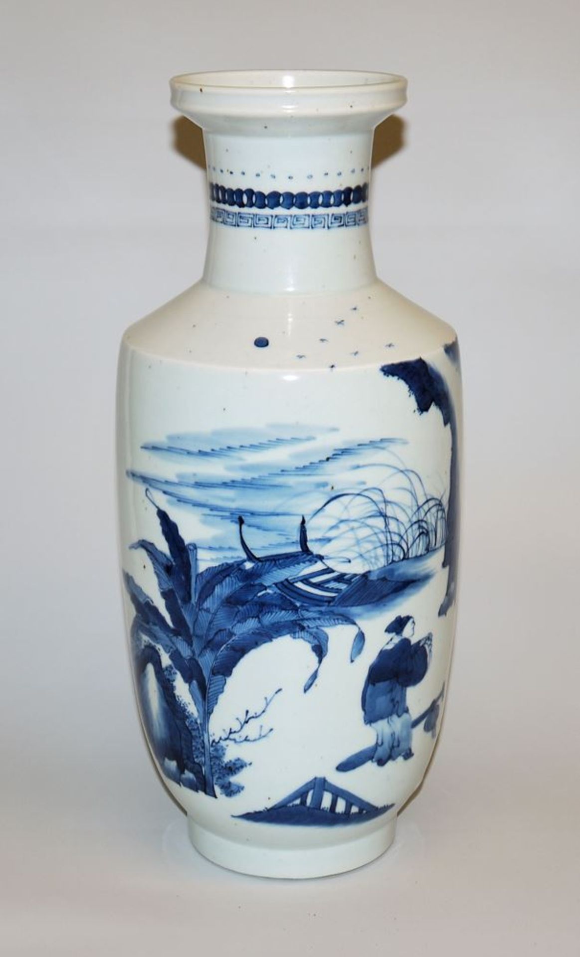 Blauweiß-Porzellanvase mit Treffen der Unsterblichen, Kangxi-Stil, China, wohl 20. Jh. - Bild 2 aus 3