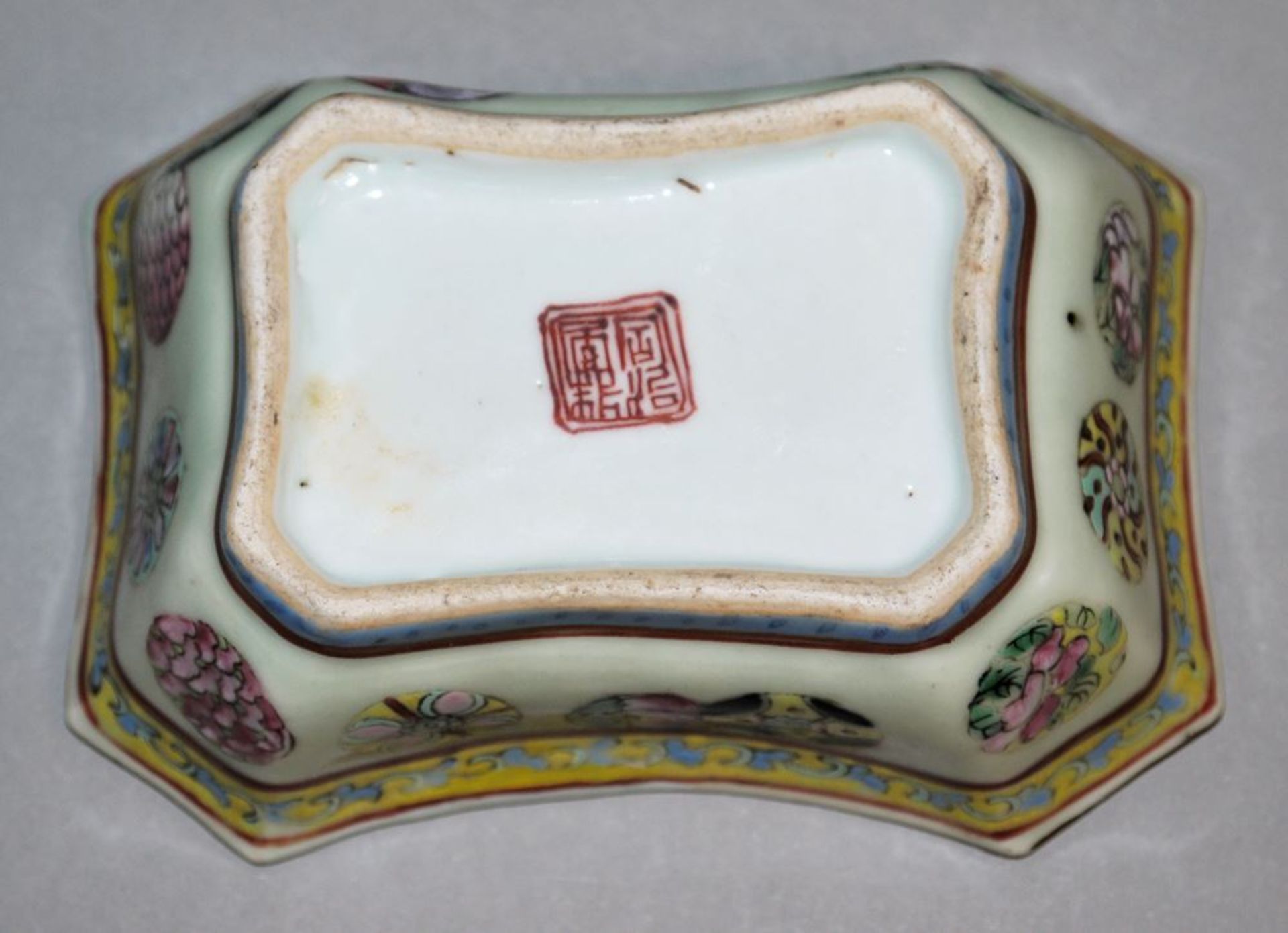 Dish with medallions, probably Tonghzi period, China circa 1860/70 - Image 3 of 4