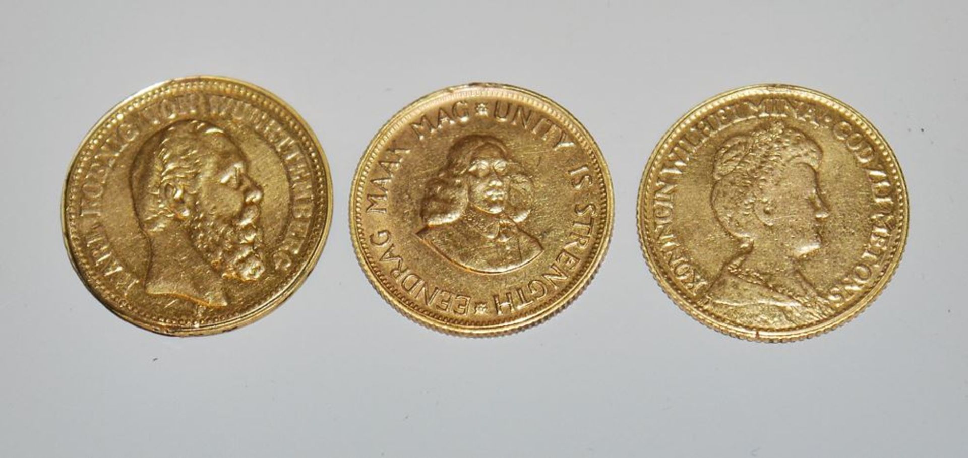 Drei Goldmünzen: 20 Mark Württemberg 1873, 10 Gulden Niederlande 1913, 2 Rand Südafrika 1962