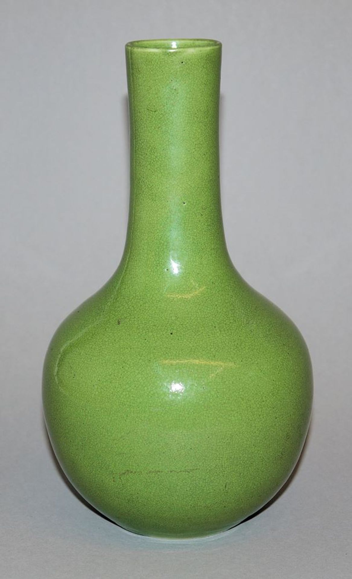 Tianqiuping-Vase mit apfelgrüner Craquelé-Glasur, Qing-Zeit, China 18./19. Jh. - Bild 2 aus 4