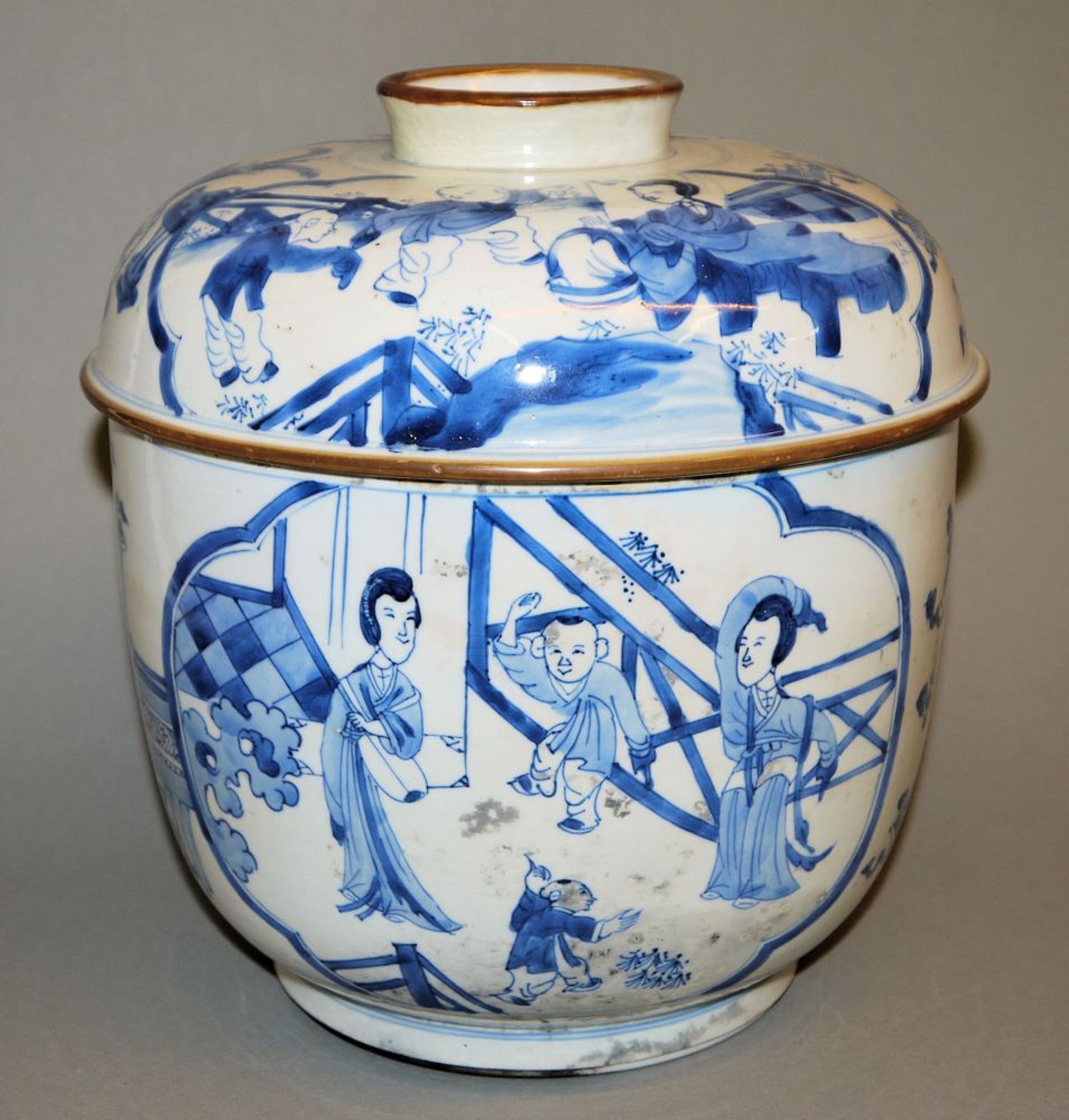 Großer Blauweiß-Speisetopf mit Deckel, Kangxi- oder Guangxu-Zeit, China um 1700 oder 1900 - Bild 3 aus 6