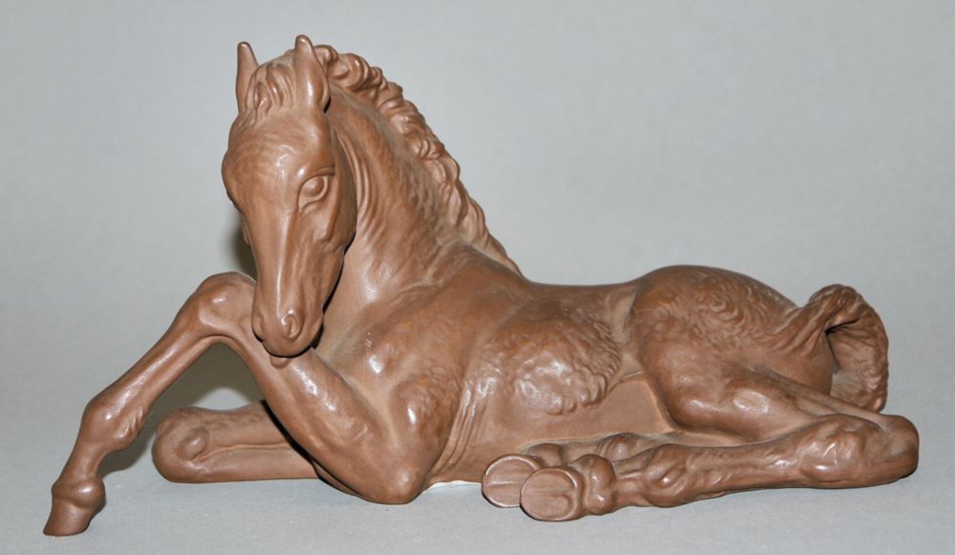 Willi Münch-Khe, Lying foal of Böttgersteinzeug, Kgl. Meissen, mid-20th century