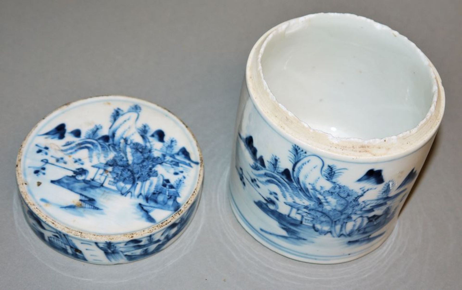 Dish, bowl and six plates in blue-whiteß-porcelain, China 18th-20th century. - Image 3 of 6