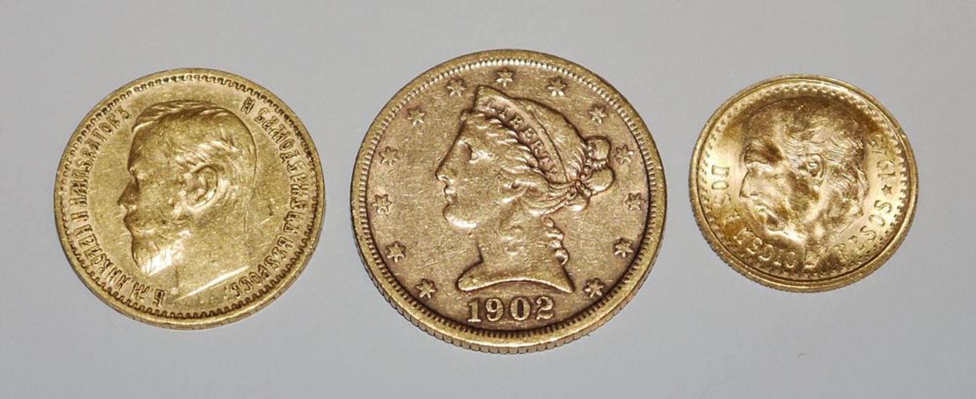 Three gold münzen 5 dollars, USA 1902, 5 roubles, Russia 1898 and 2 1/2 pesos, Mexico 1945