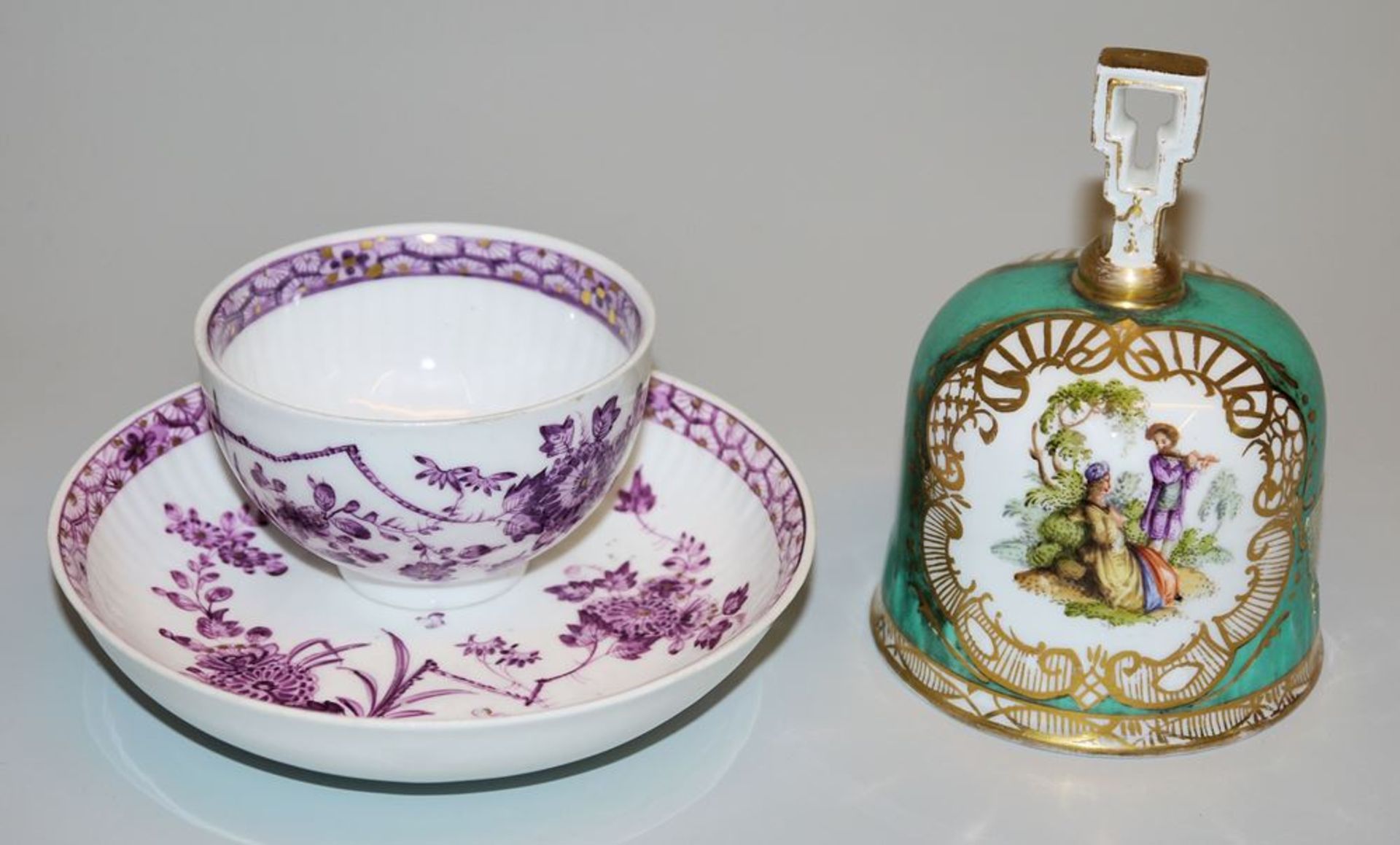 Porcelain cup with sheaf pattern in purple, Kgl. Meißen, c. 1750 & Porcelain bell, Kgl. Meißen, 186