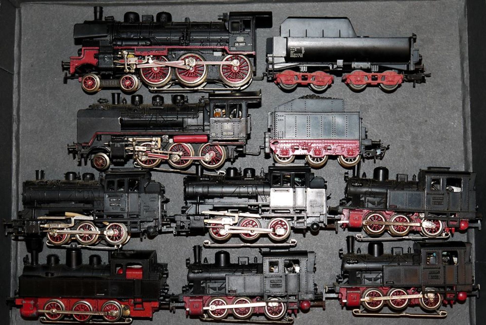 Acht Teile Märklin Eisenbahn H0, Modelle 3098, 3003, 2x 3000, 3x 3029 u. 1x 3090