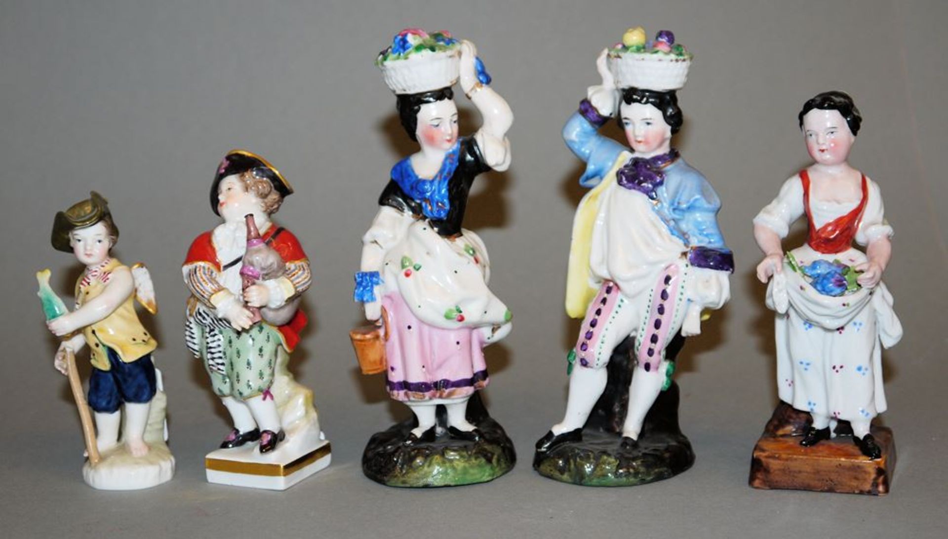 Fünf porcelain sculptures, bagpiper, cupid with fish, Gärtner and two Gärtnerinnen, Meißen, KPM a.o