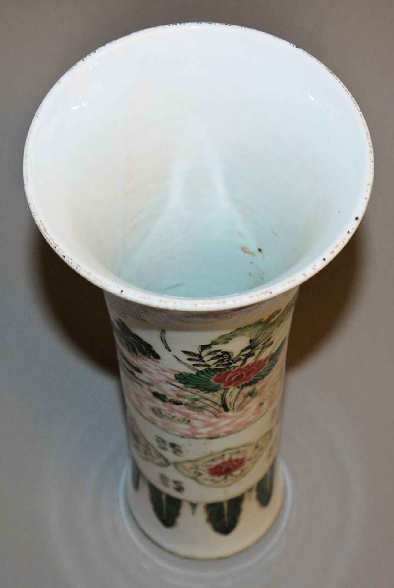 Gu-Vase in famille verte der Qing-Zeit, China 18.-19. Jh. - Bild 4 aus 5