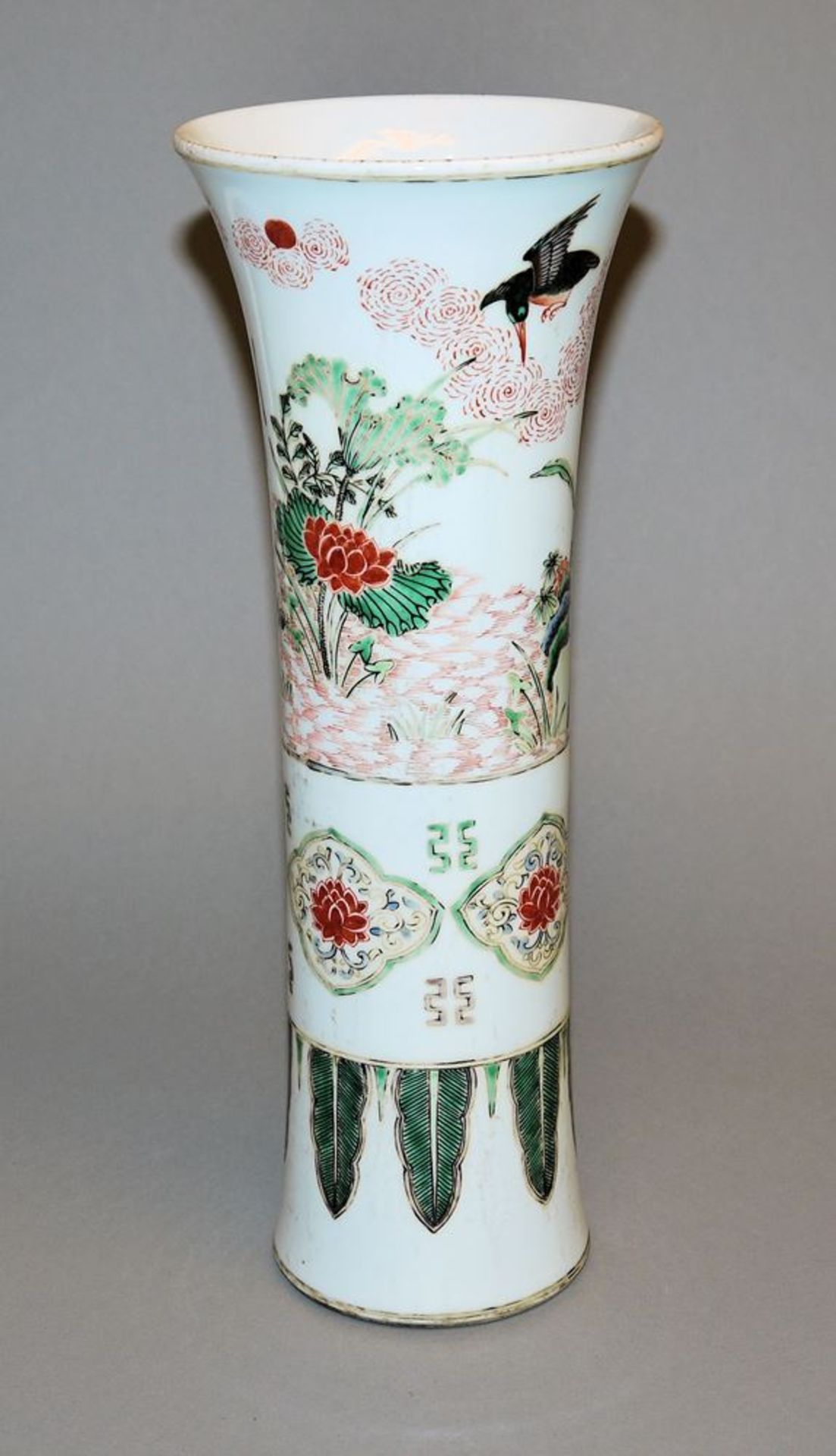 Gu-Vase in famille verte der Qing-Zeit, China 18.-19. Jh. - Bild 2 aus 5
