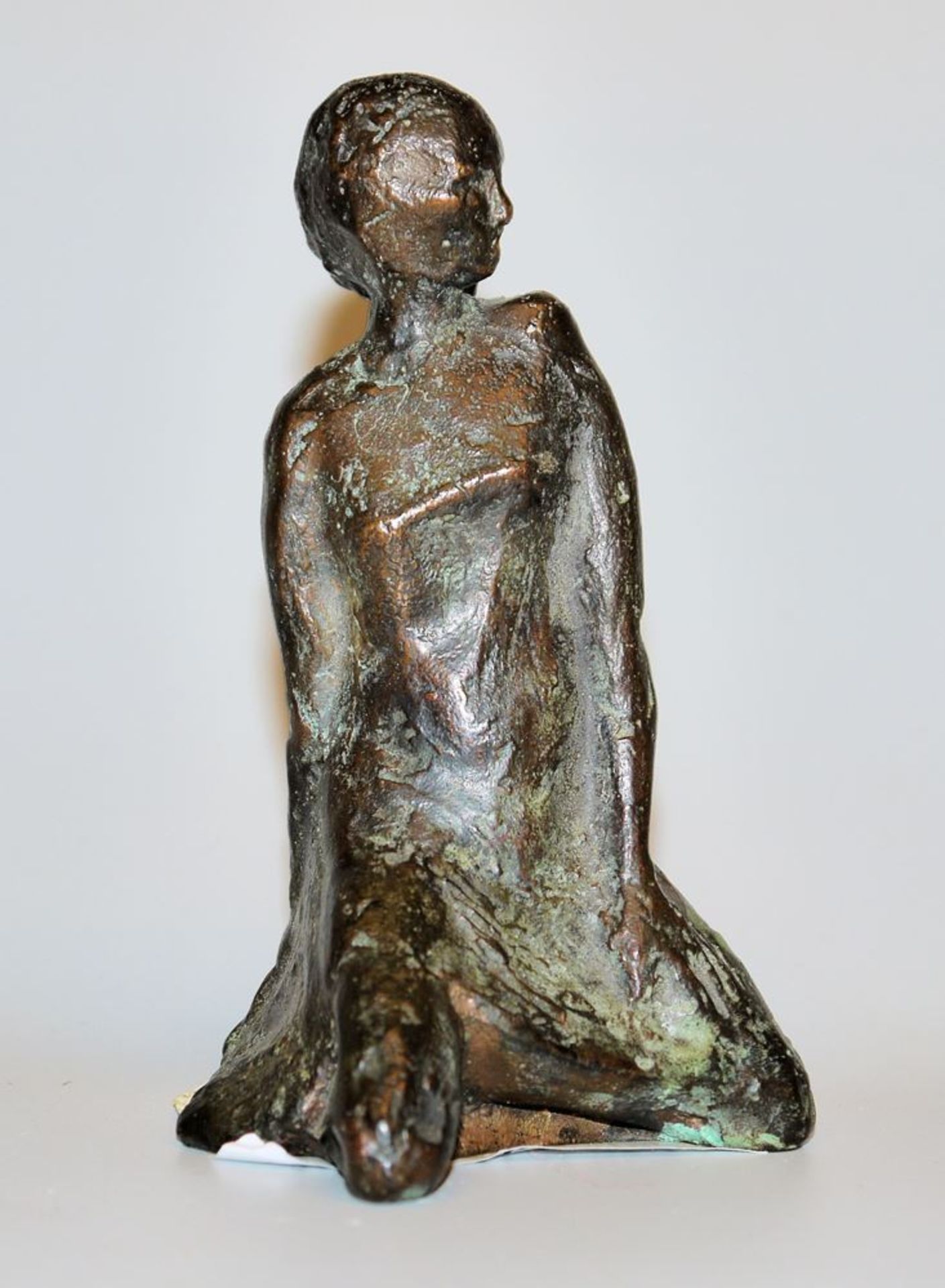 Martin Schöneich, Kneeling woman, small sculpture, bronze from 1985