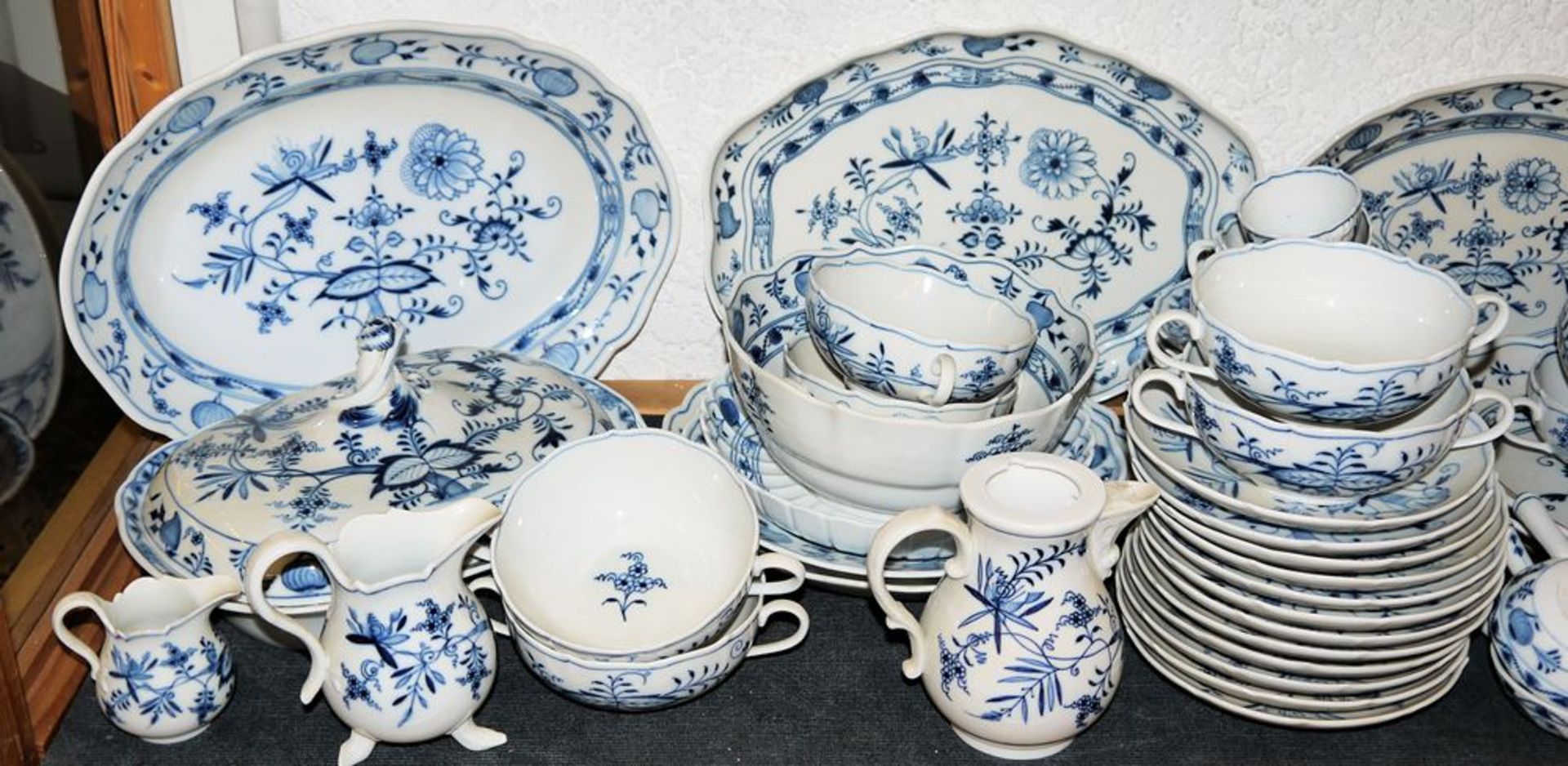 Comprehensive porcelain remainder service onion pattern, Kgl. Meißen/ Meißen from 1860, I./ II. Cho - Image 2 of 3