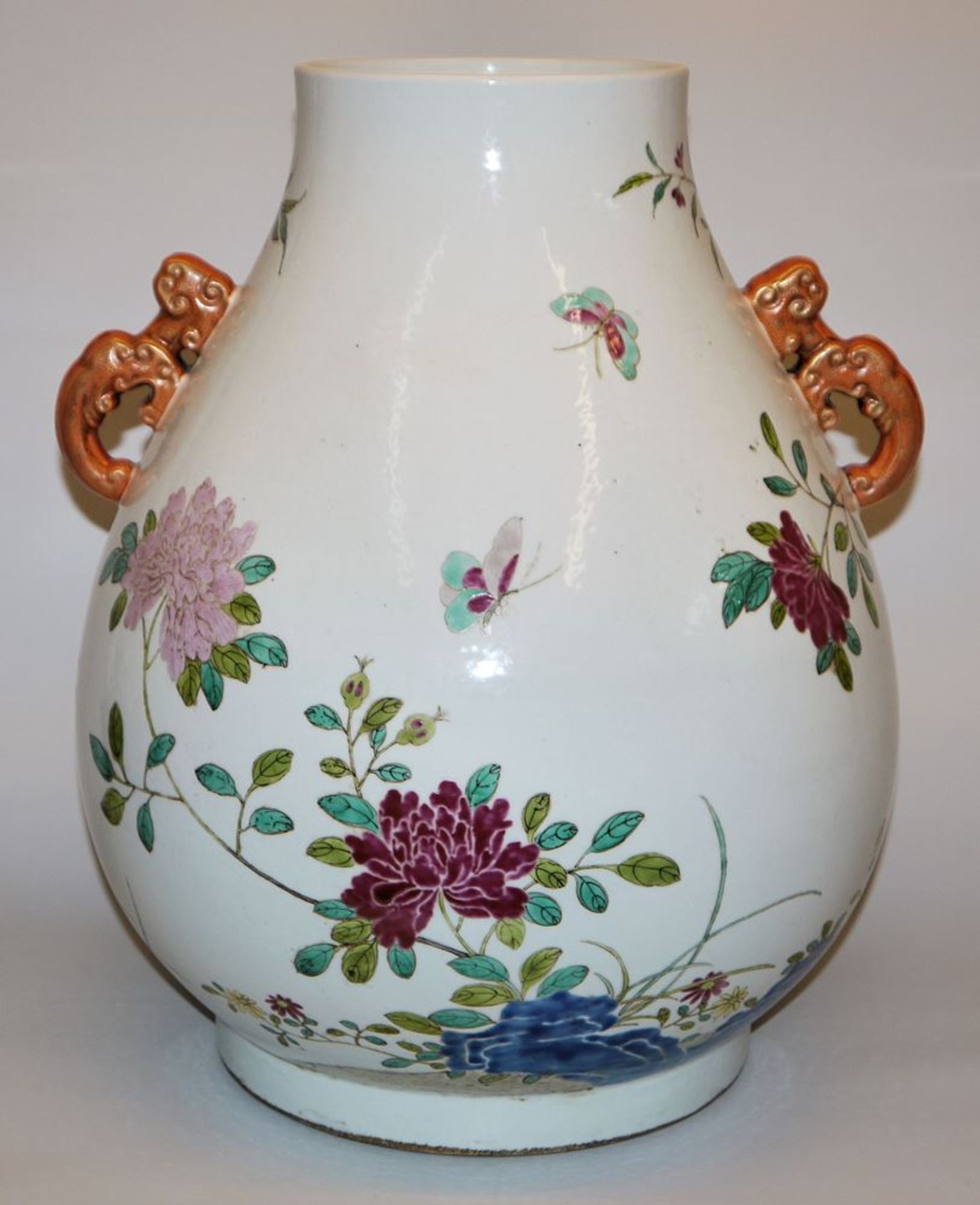 Große Porzellanvase in Hu-Form, späte Qing/Republik-Zeit, China um 1900 - Bild 2 aus 5