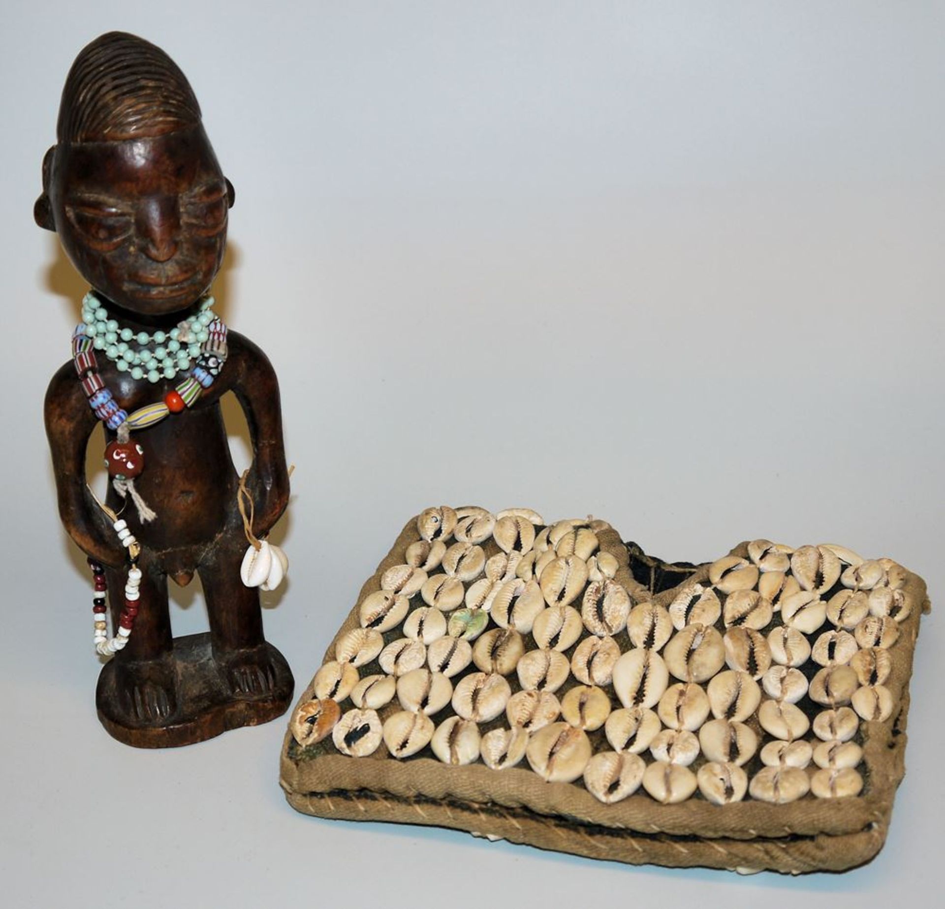 Ibedji-Figur mit Perlenschmuck und Schnecken-Mäntelchen, Yoruba, Nigeria