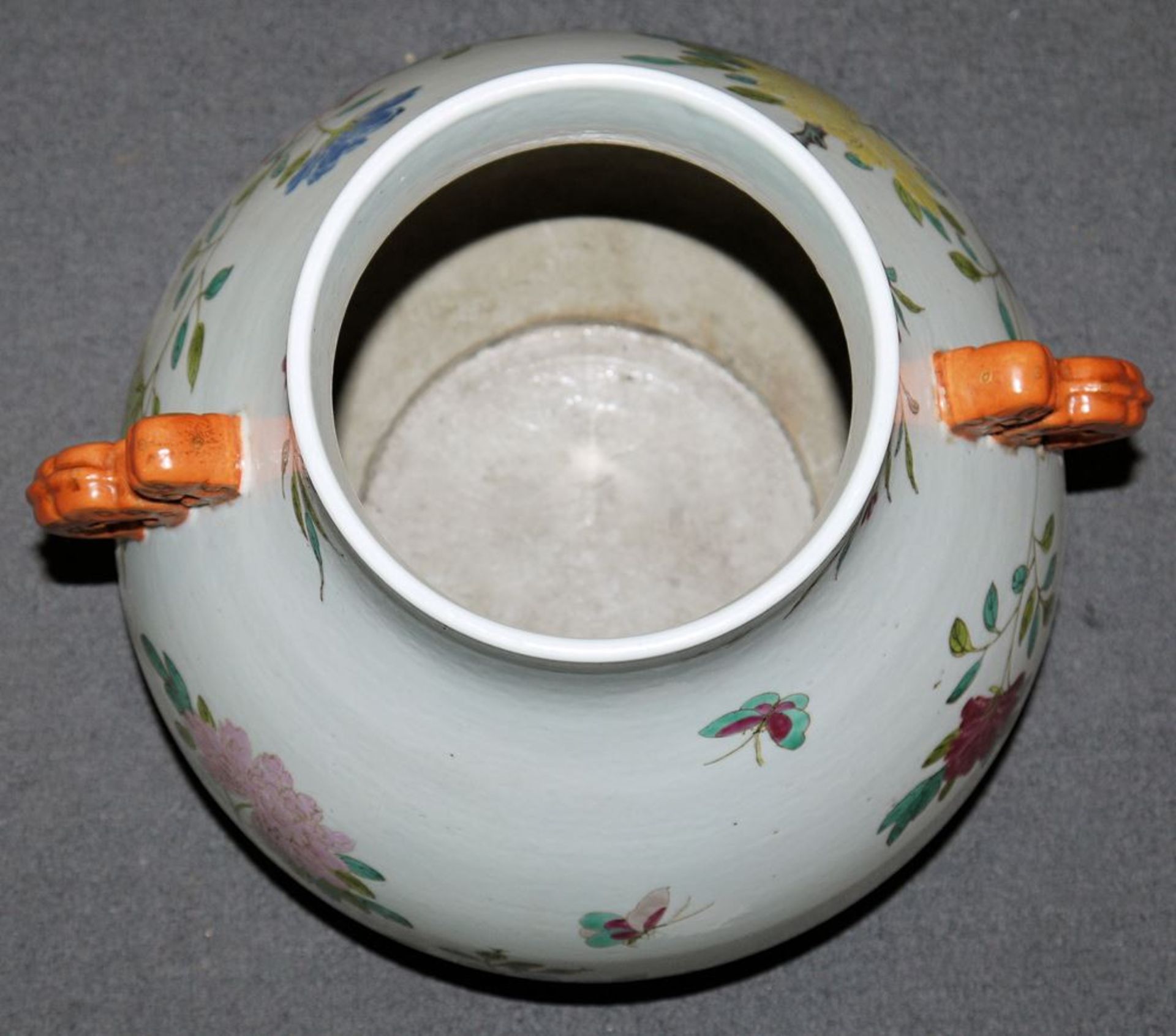 Große Porzellanvase in Hu-Form, späte Qing/Republik-Zeit, China um 1900 - Bild 4 aus 5