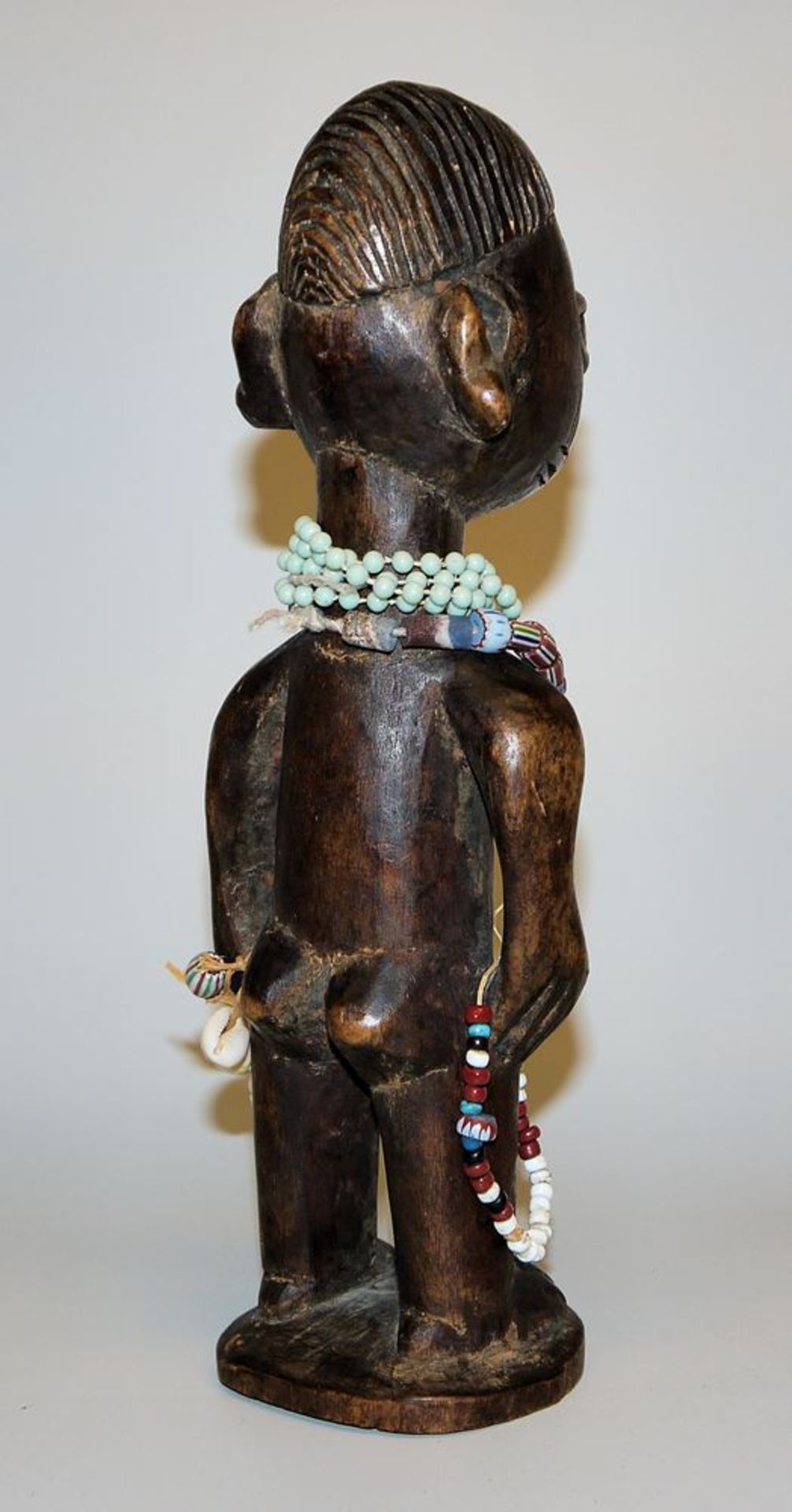 Ibedji-Figur mit Perlenschmuck und Schnecken-Mäntelchen, Yoruba, Nigeria - Bild 3 aus 4