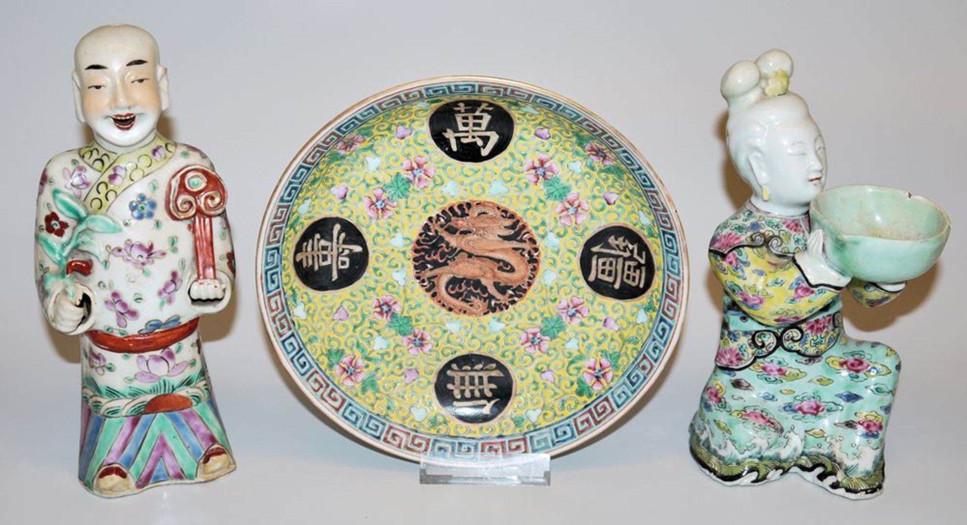 Two porcelain figures and a wish plate, China from the beginning of the 20th century.