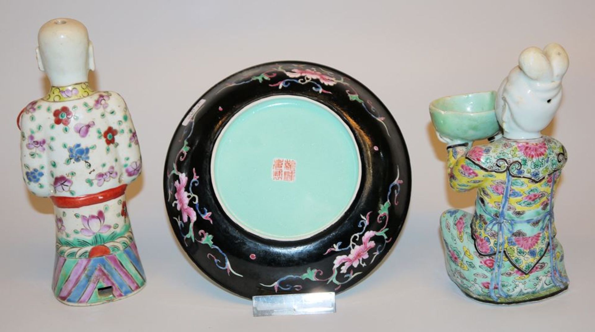 Zwei Porzellanfiguren und ein Glückwunsch-Teller, China ab Anfang 20. Jh. - Bild 2 aus 2
