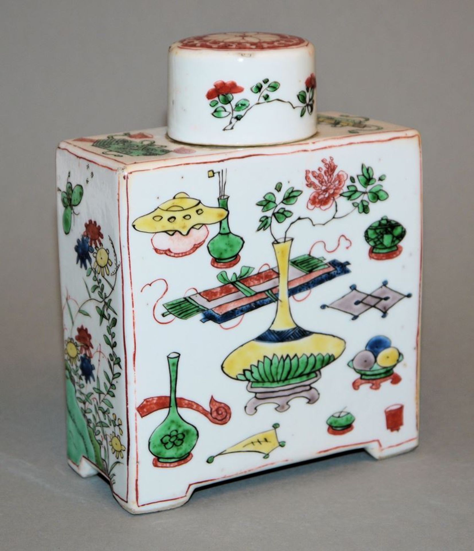 Wucai tea caddy with antiquity decoration, Qing period, China 18th century - Image 2 of 4