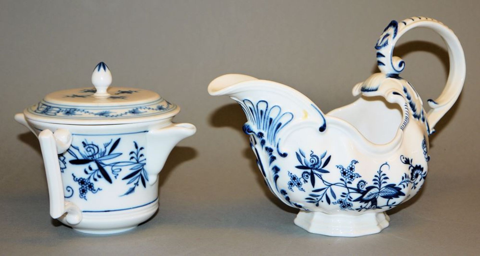 Porcelain sauceboat fat-lean & sauceboat onion pattern, Kgl. Meißen/Meißen from 1900, 1st choice