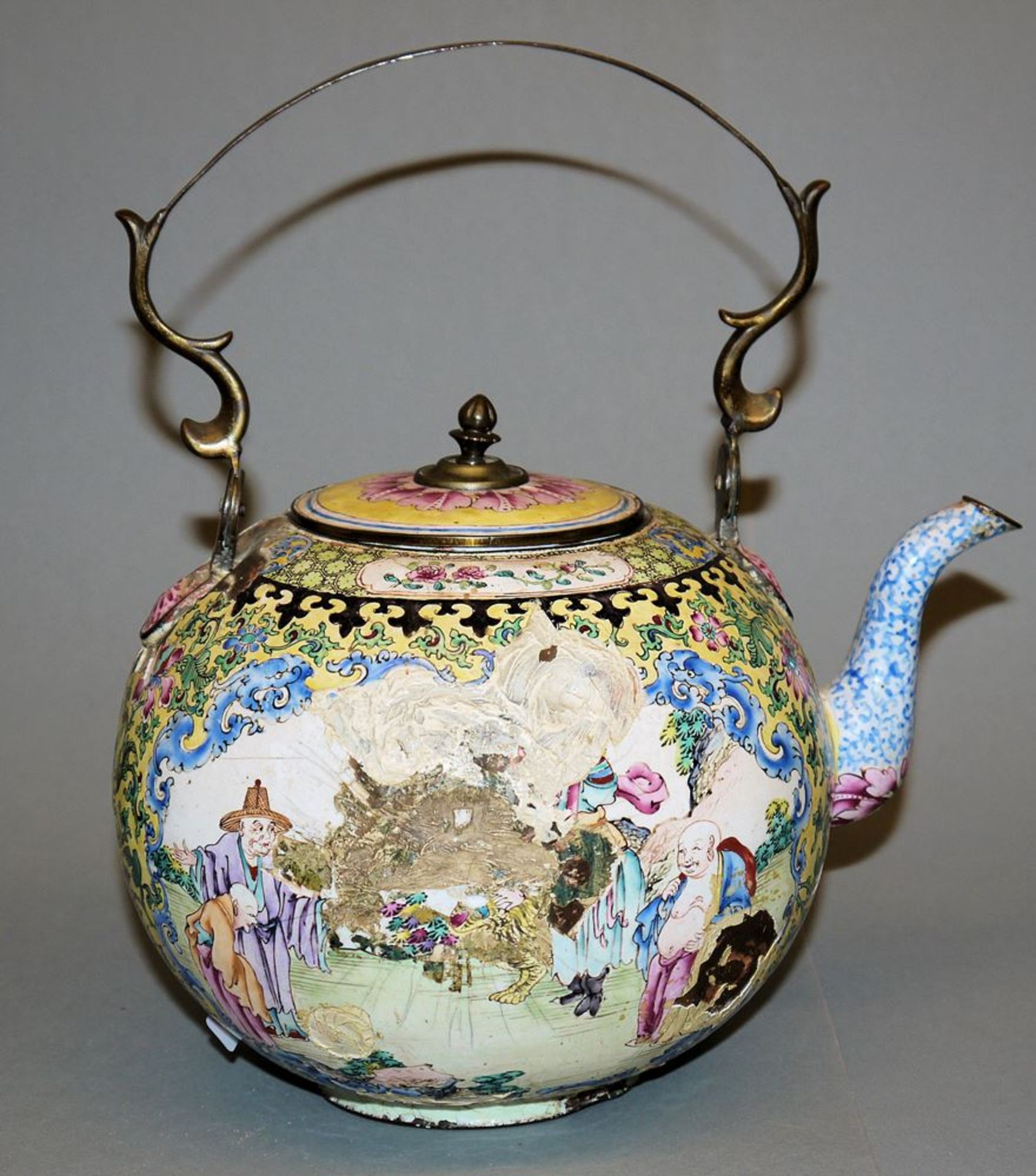 Teapot and two basins, Canton enamel with heavy traces of use, Qianlong period, China 18th century - Image 3 of 4