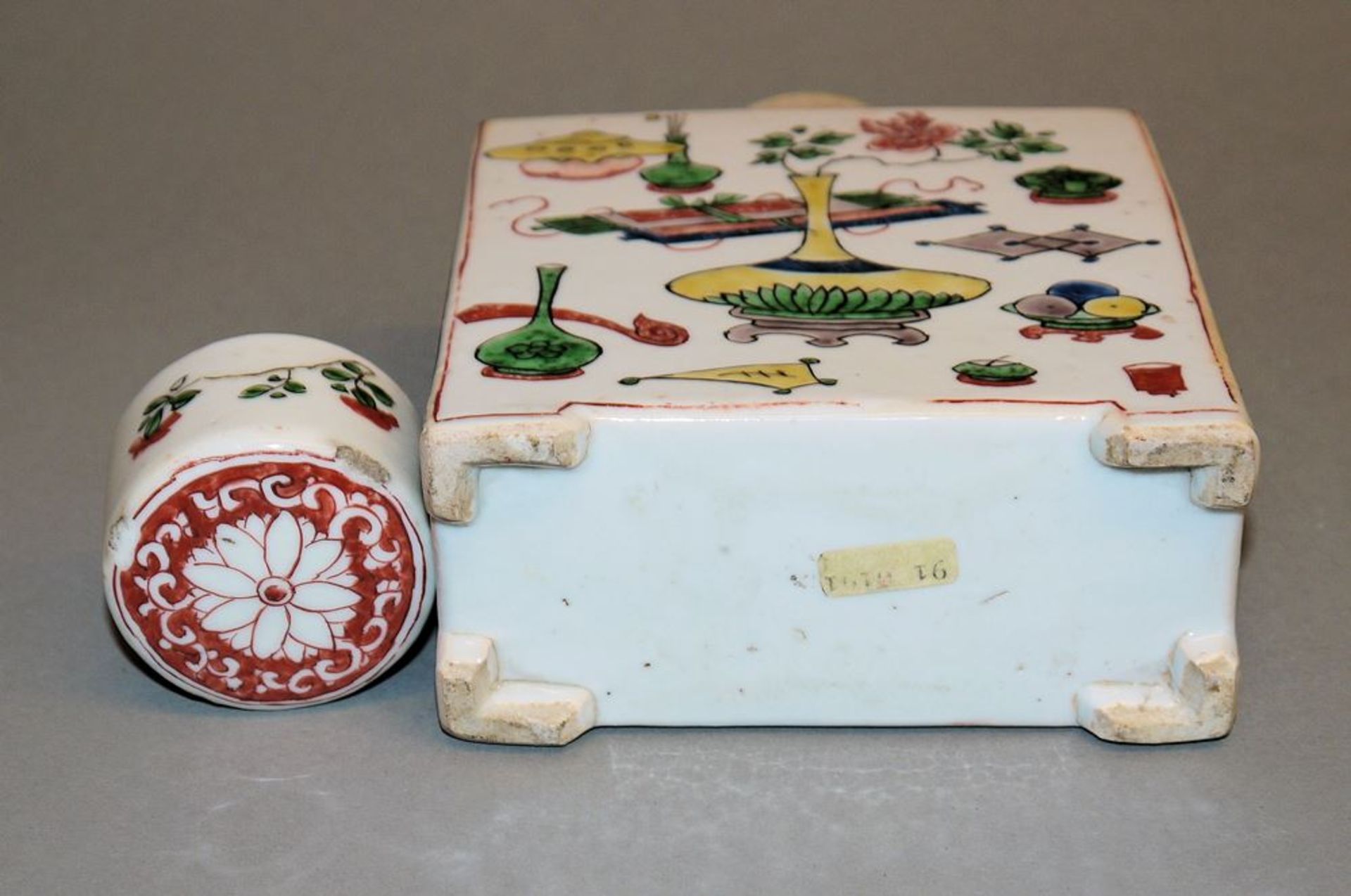 Wucai tea caddy with antiquity decoration, Qing period, China 18th century - Image 4 of 4