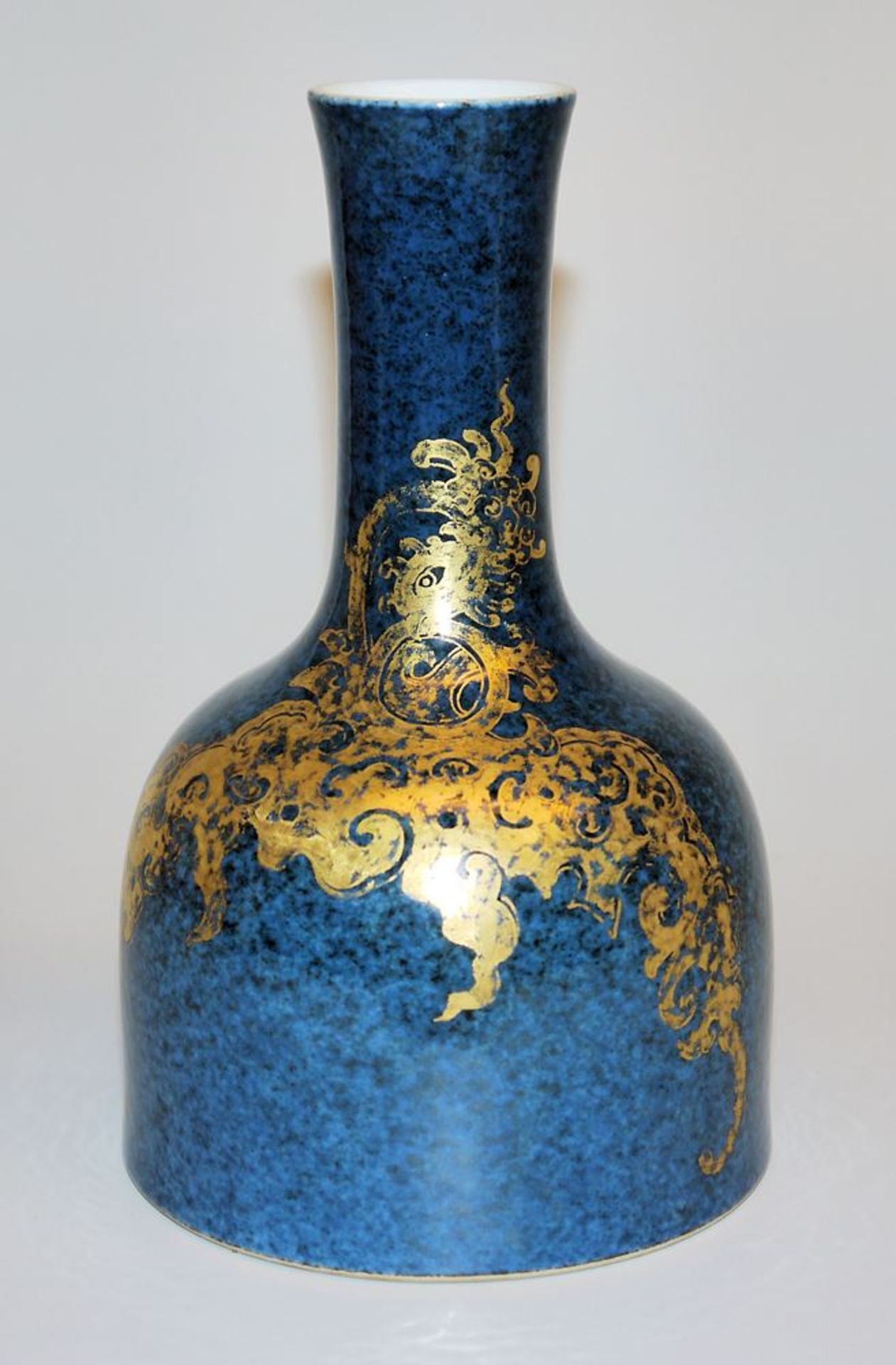 Bottle vase in "powder blue" with gold painting, China, Kangxi style, probably jünger