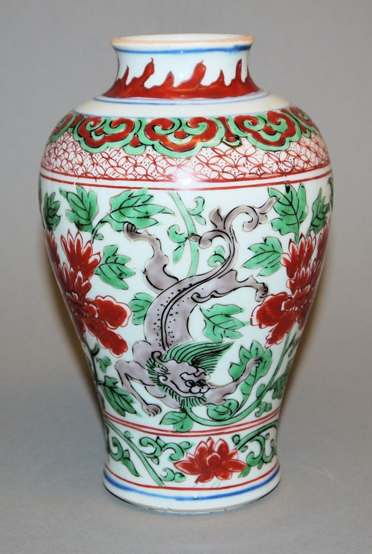 Wucai-Balustervase der Kangxi-Zeit, China um 1700