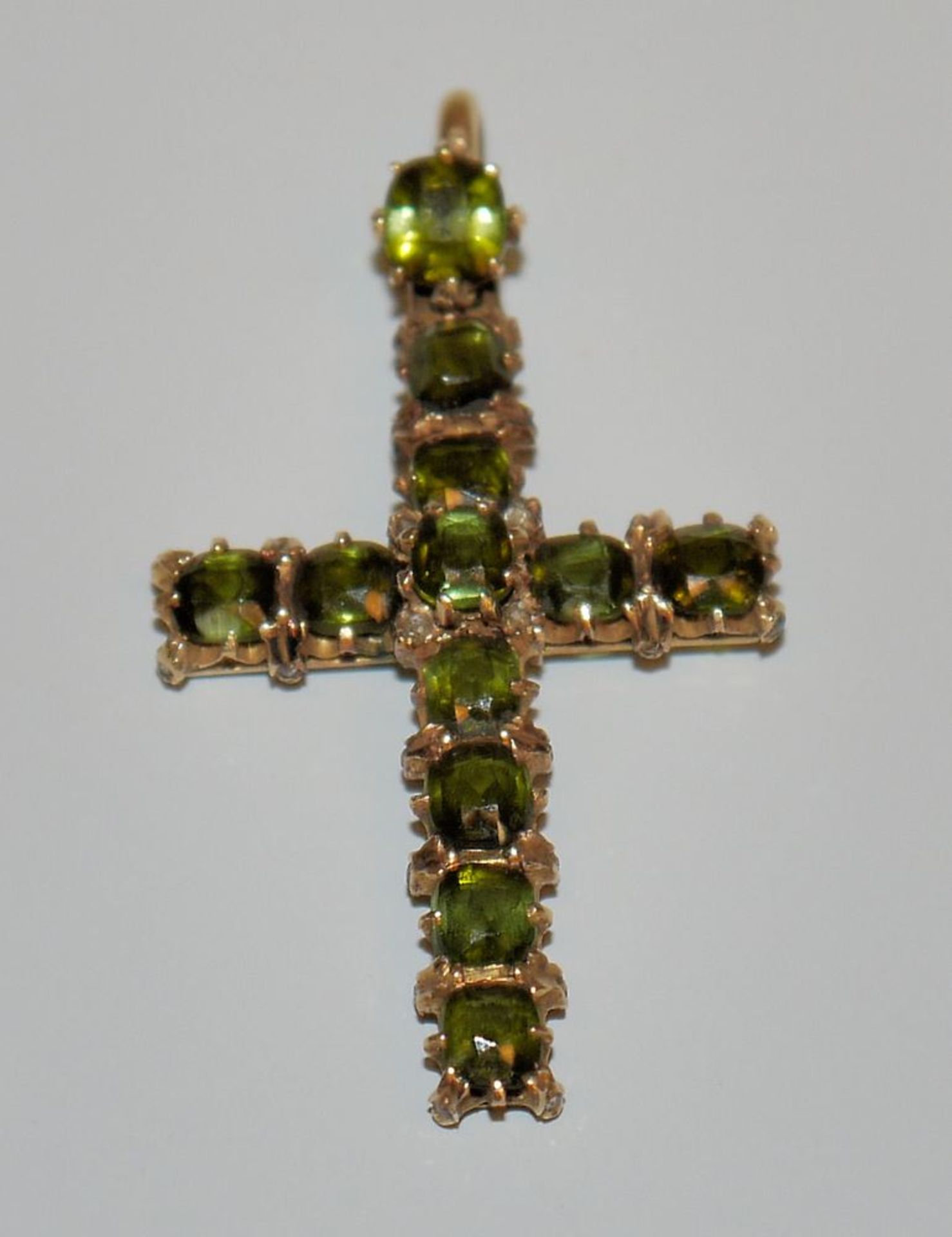 Cross pendant with tourmaline/peridot and diamond roses, gold, circa 1900/20