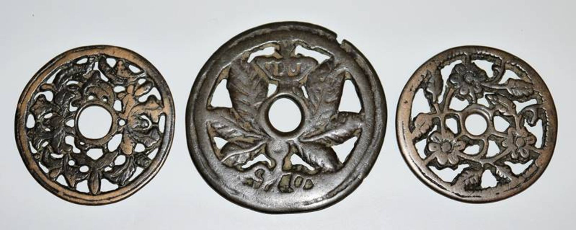 Three numismatic charms with flowers from the Chinese Ming/Qing period - Image 2 of 2
