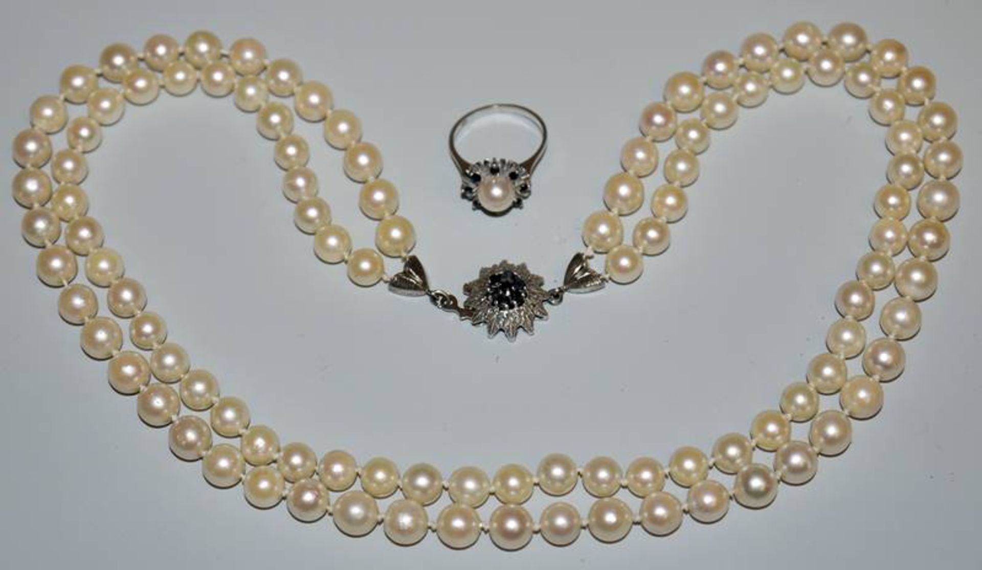 Perlen-Collier und Perlenring mit Saphiren, Gold