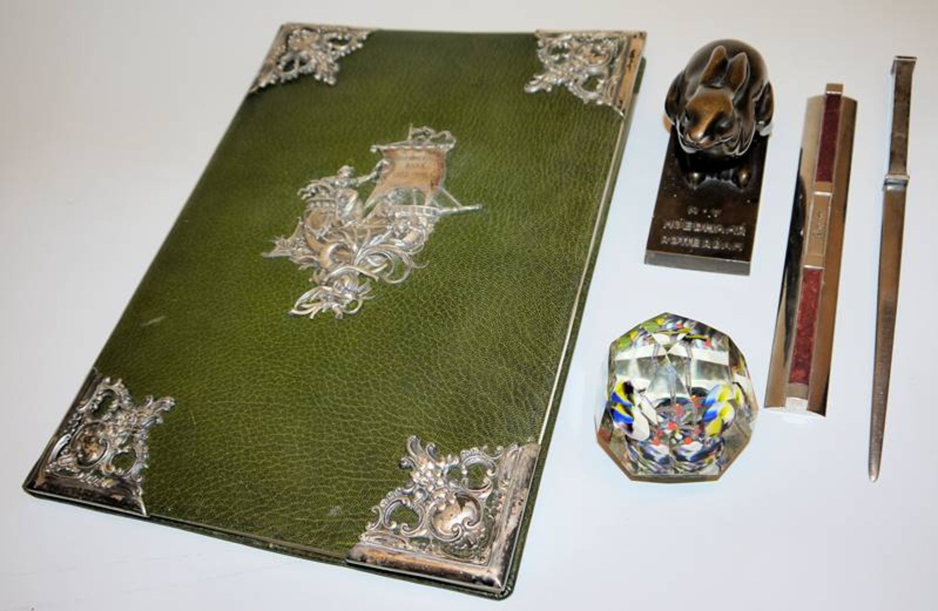 Bankmappe, Silber-Brieföffner, Lineal und 2 Briefbeschwerer, einmal Grete Budde, Bronzeplastik Hase