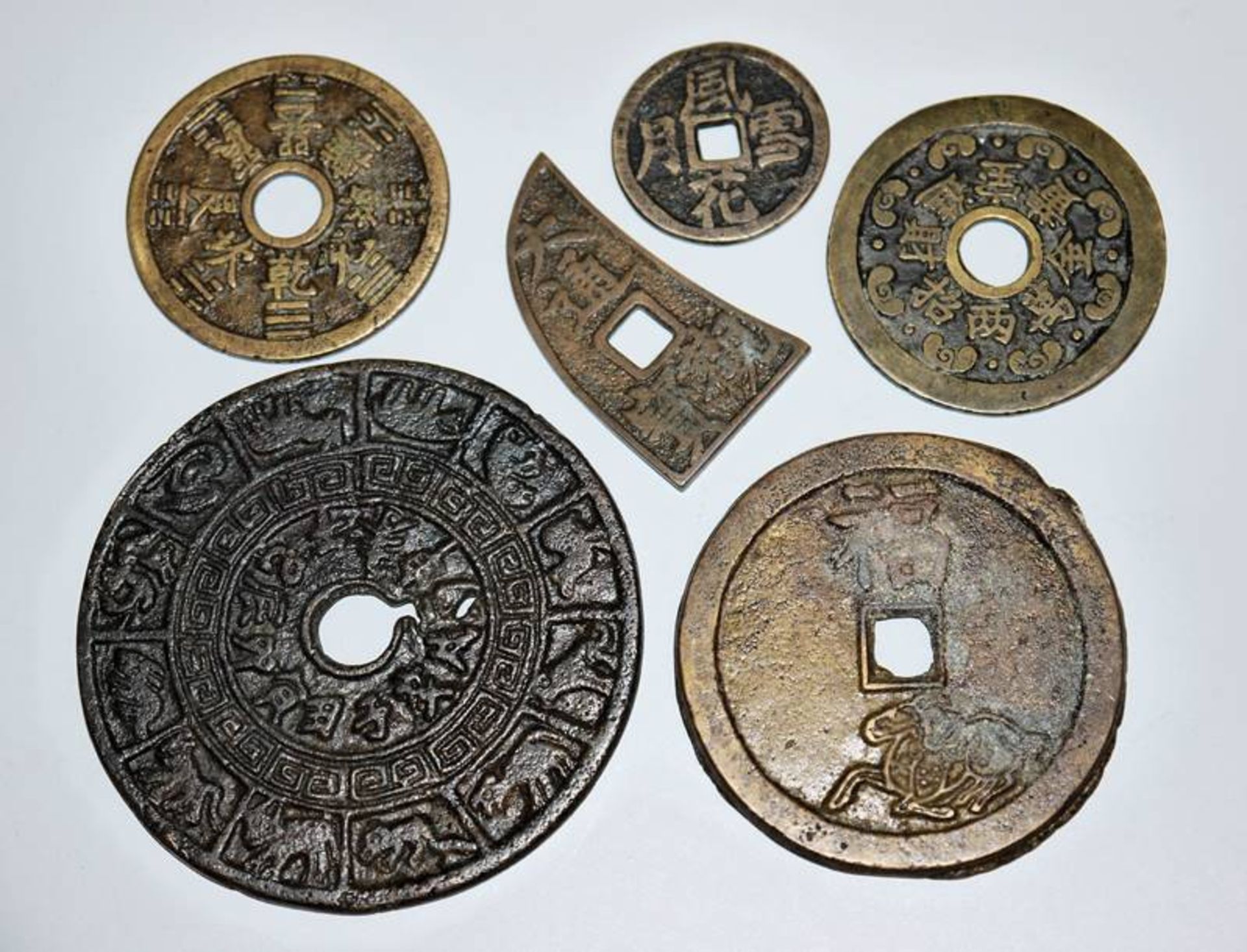 Six numismatic bronze charms from the Chinese Ming/Qing period - Image 2 of 2