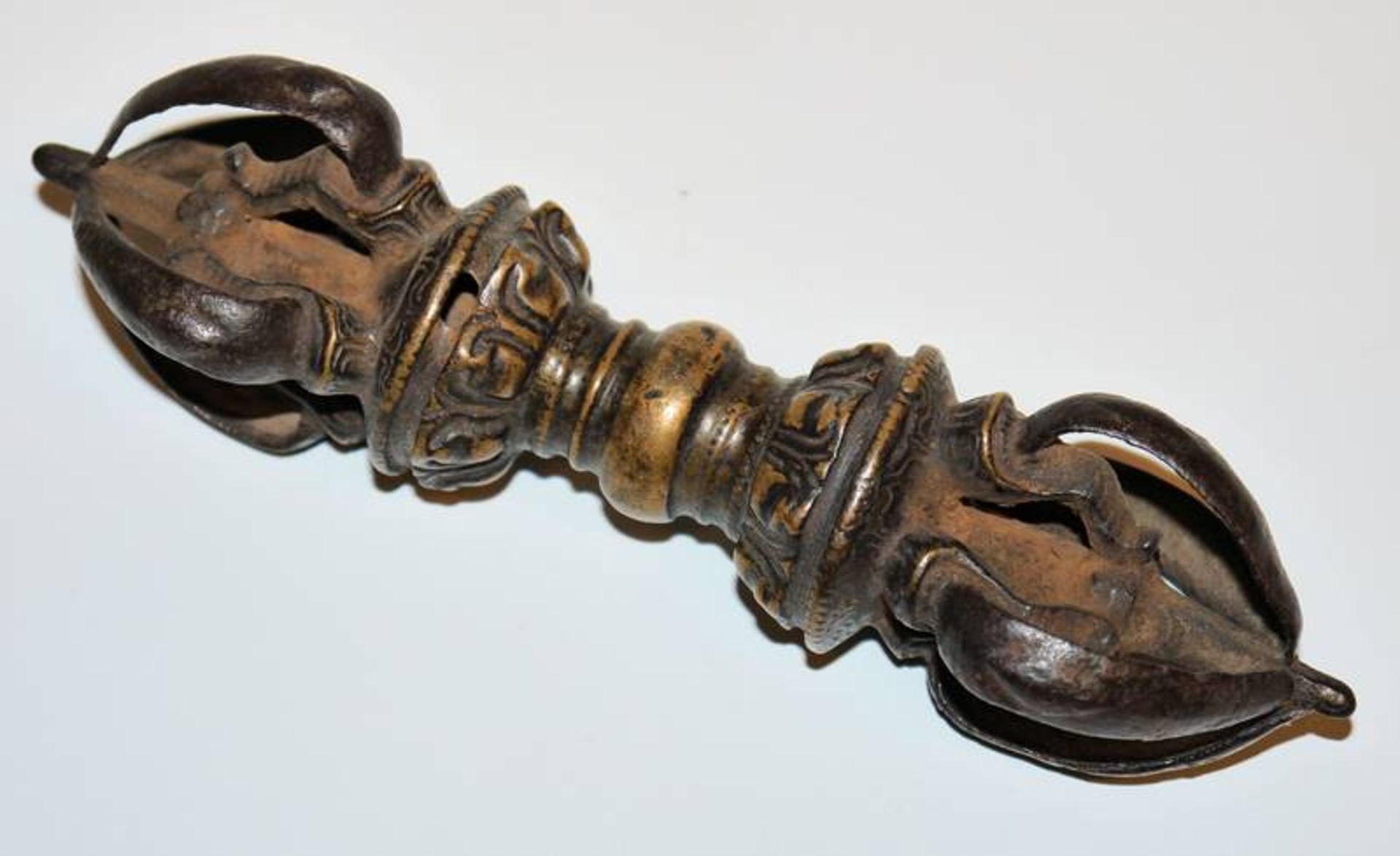 Tibetan vajra (Tib.: dorje) of bronze and iron, 18th century or earlier - Image 2 of 2