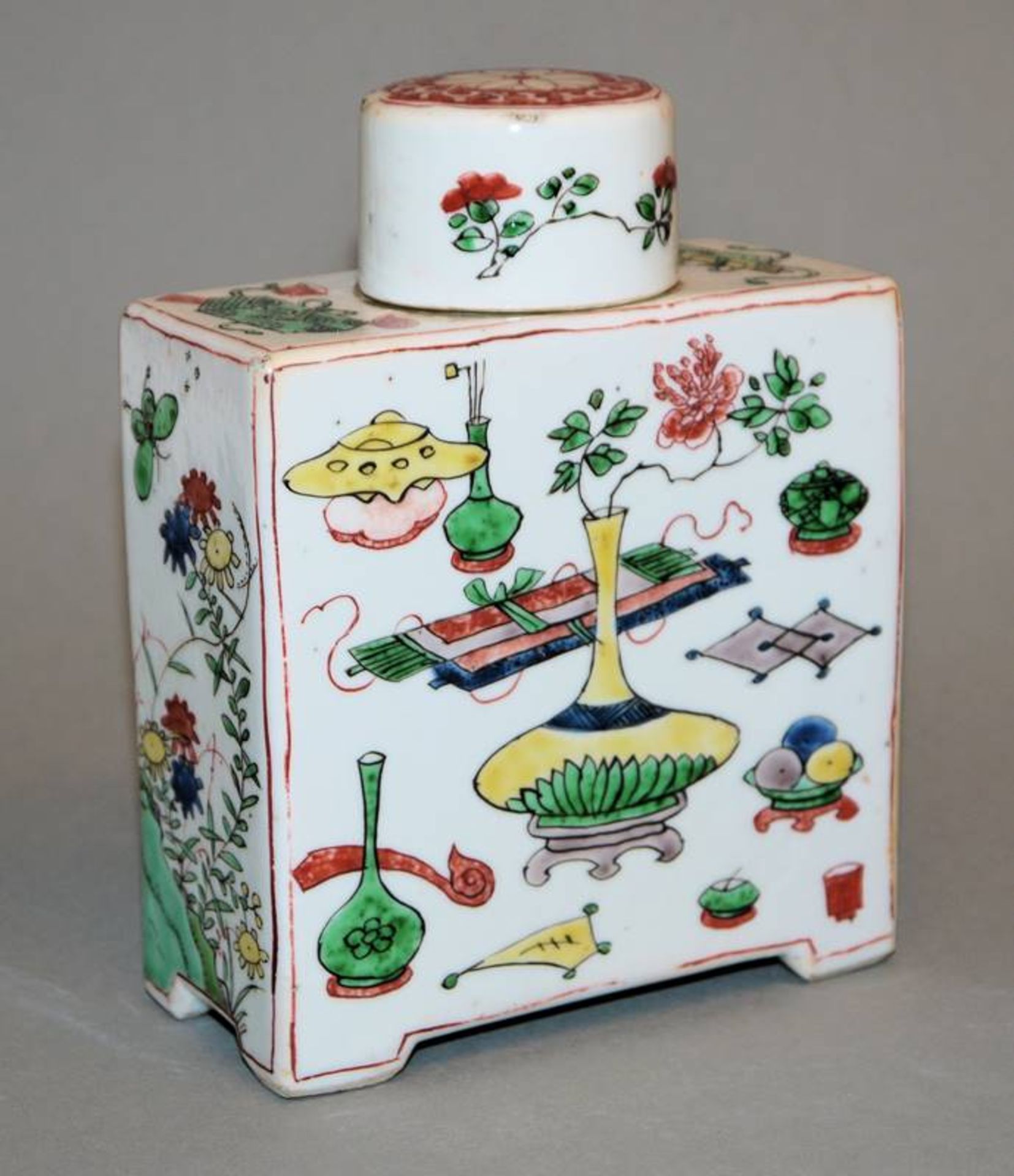 A Wucai tea caddy with antique decoration, Qing period, China 18th century - Image 2 of 4