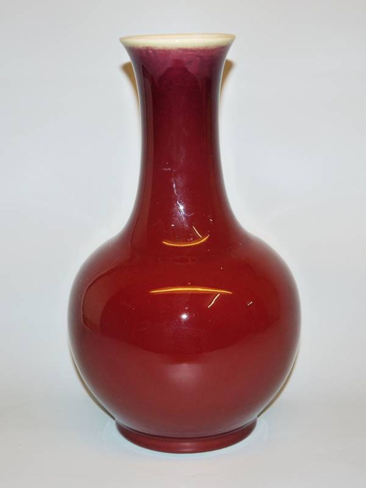 Flaschenvase mit "Sangue de Boeuf"-Glasur, China 20. Jh.