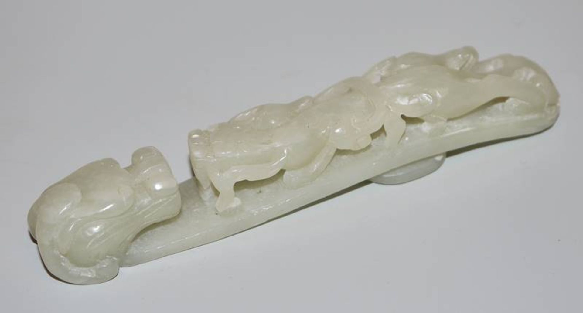 Jade belt hook, China, probably Qing period 18th/19th century - Image 2 of 3