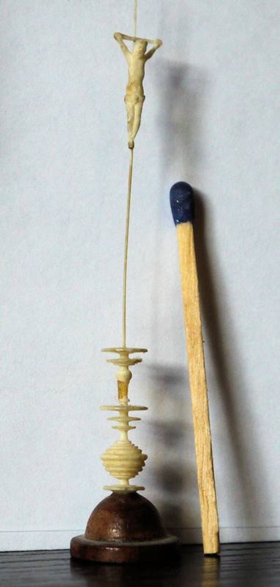 Rarität des Biedermeier: Ein Miniatur-Kruzifix aus handgeschnitztem Knochen