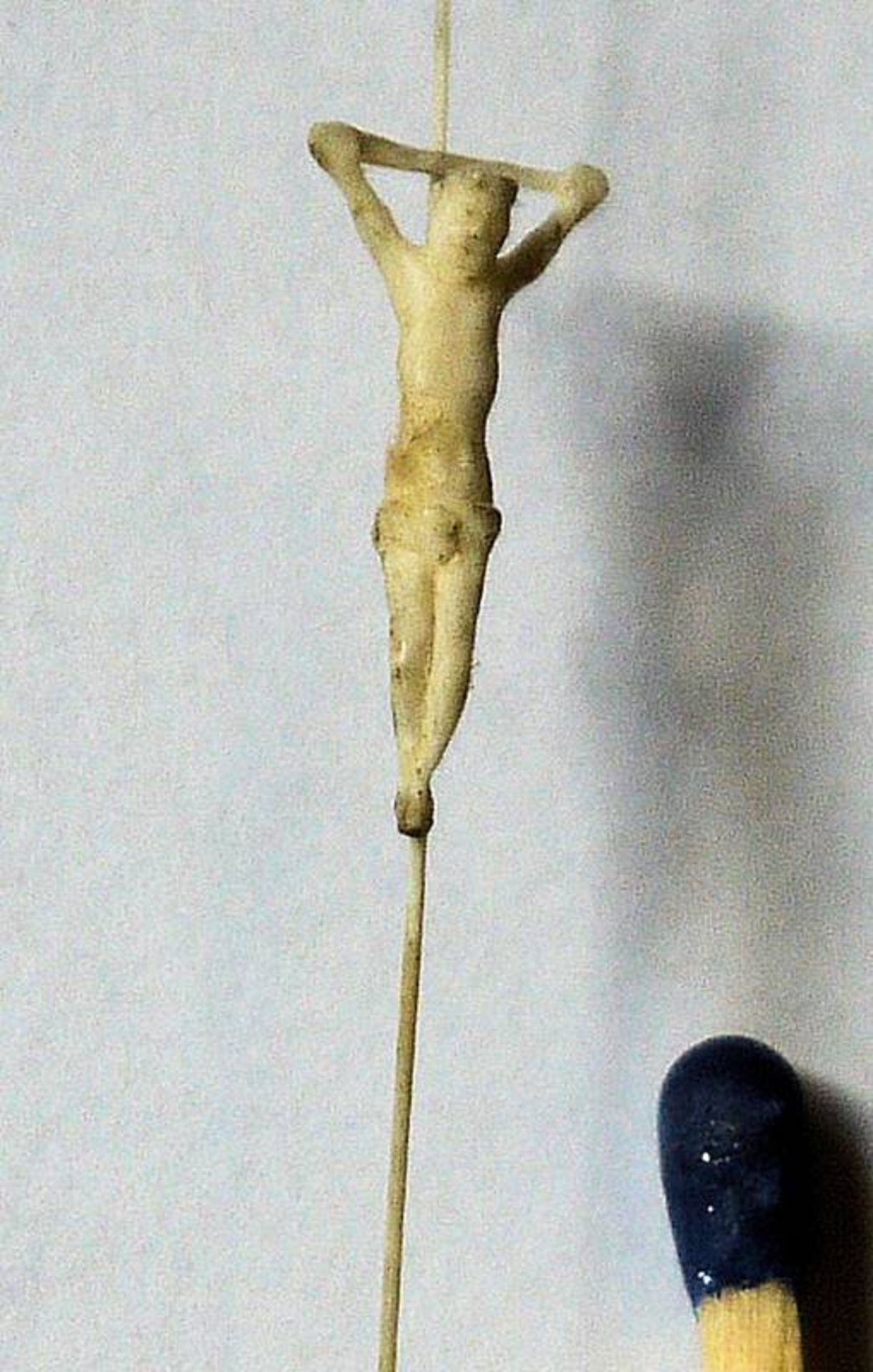 Rarität des Biedermeier: Ein Miniatur-Kruzifix aus handgeschnitztem Knochen - Image 2 of 2