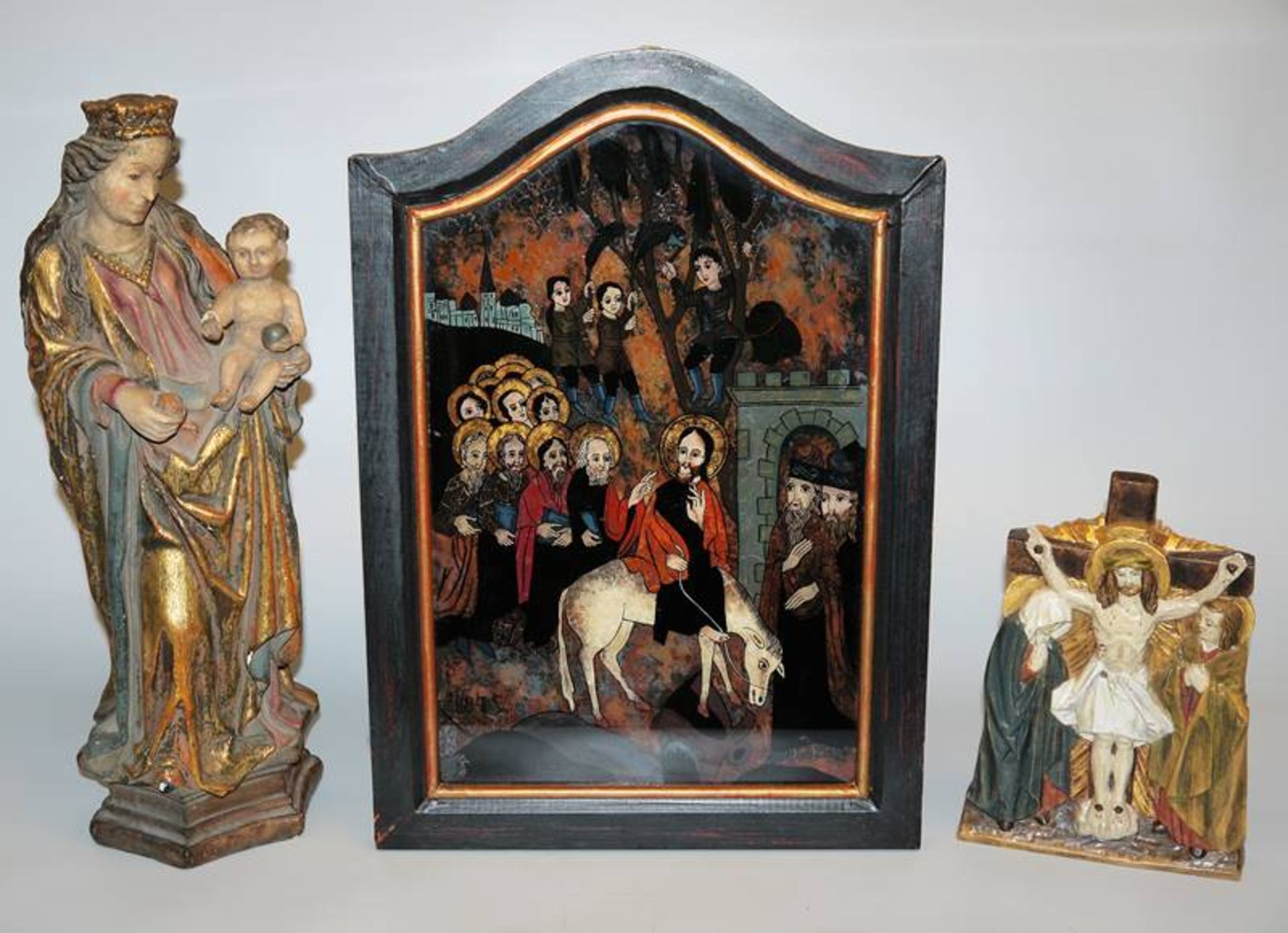 3x zeitgenössische sakrale Kunst: Kreuzigungsgruppe, Holzrelief & Madonna mit Kind, Keramikplastik