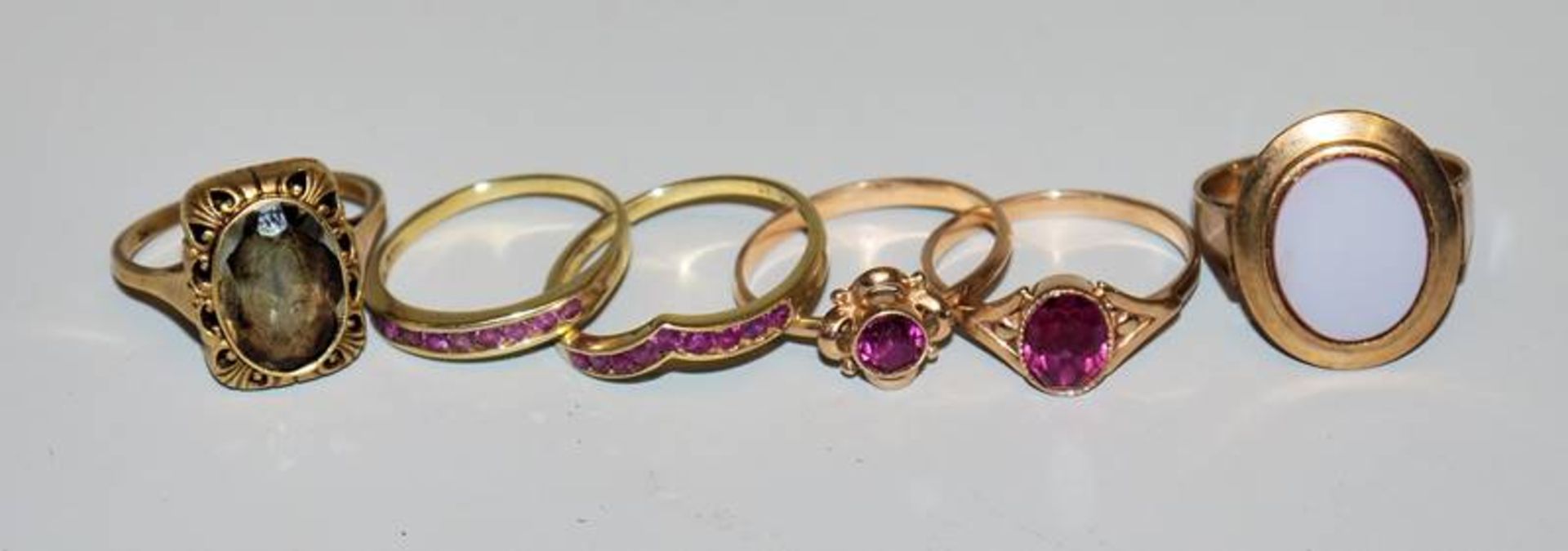 Sechs Ringe mit Farbsteinbesatz ab 1900, Gold