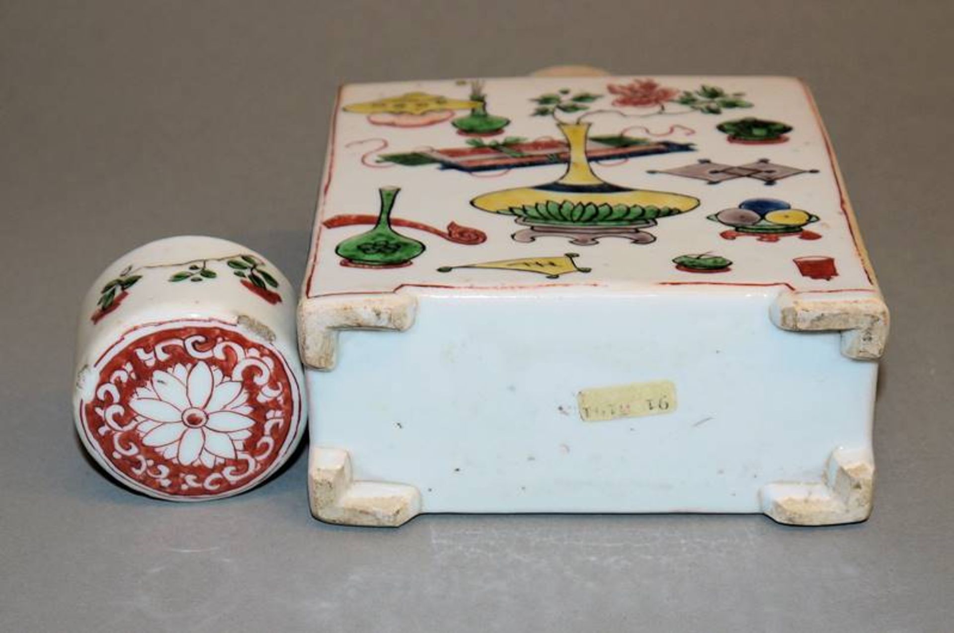 A Wucai tea caddy with antique decoration, Qing period, China 18th century - Image 4 of 4