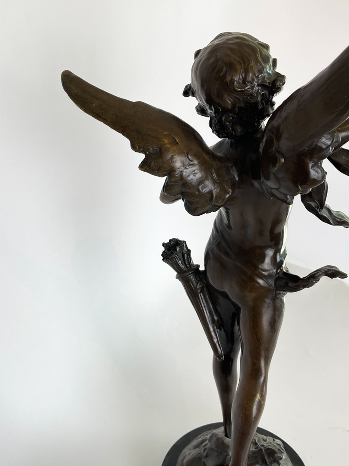 Große Bronzefigur "geflügelter Putto" - Bild 12 aus 15