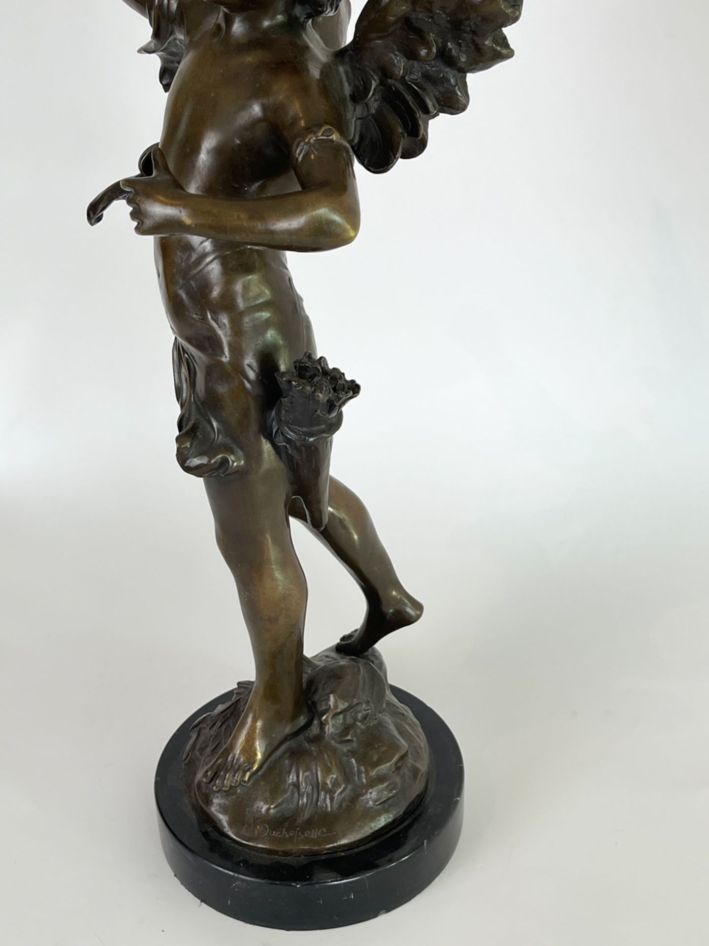 Große Bronzefigur "geflügelter Putto" - Bild 6 aus 15