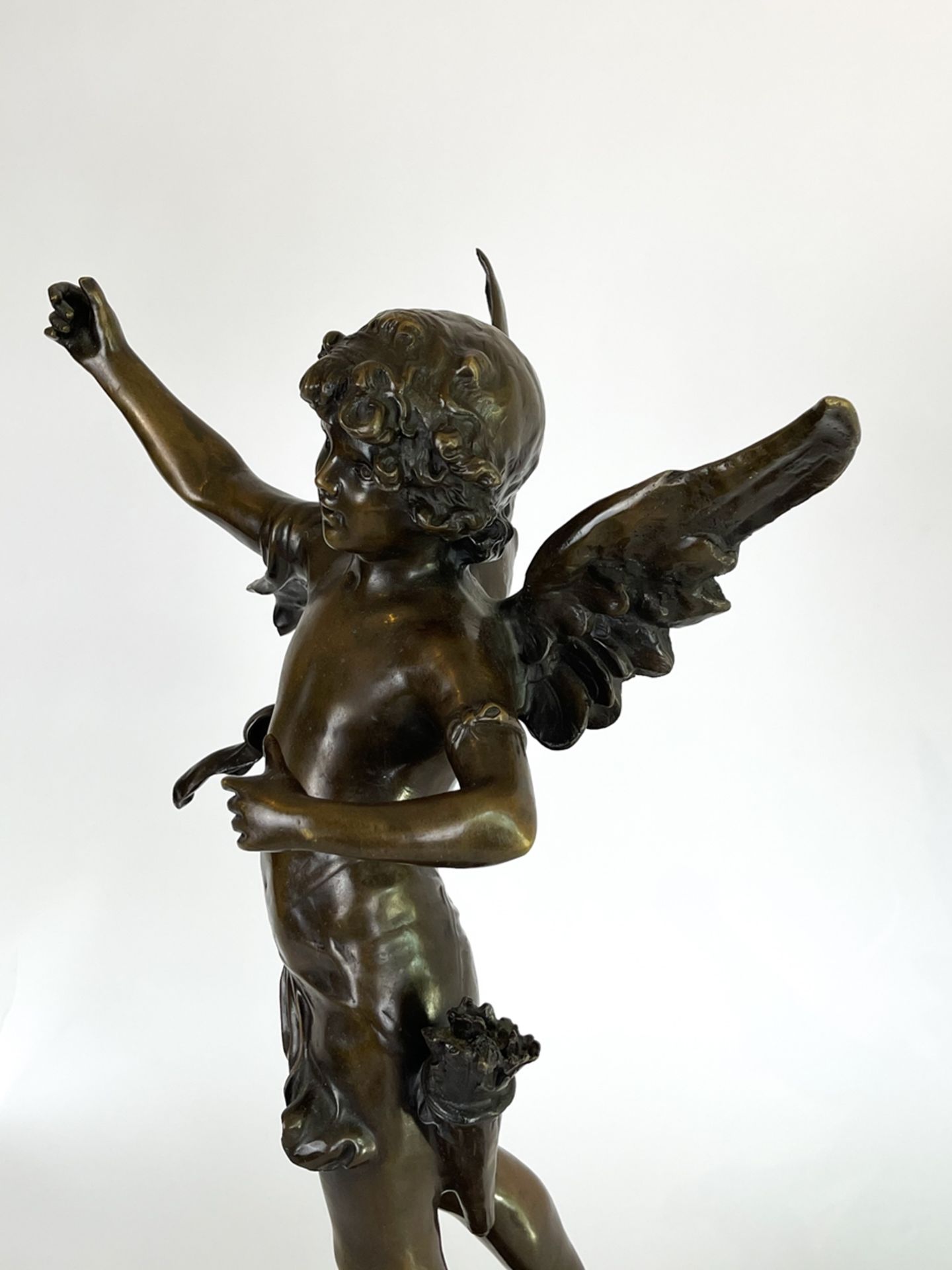 Große Bronzefigur "geflügelter Putto" - Bild 5 aus 15