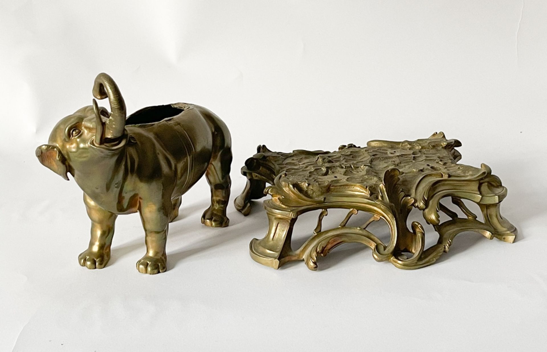 Elefant aus Bronze auf Prunksockel - Bild 9 aus 14