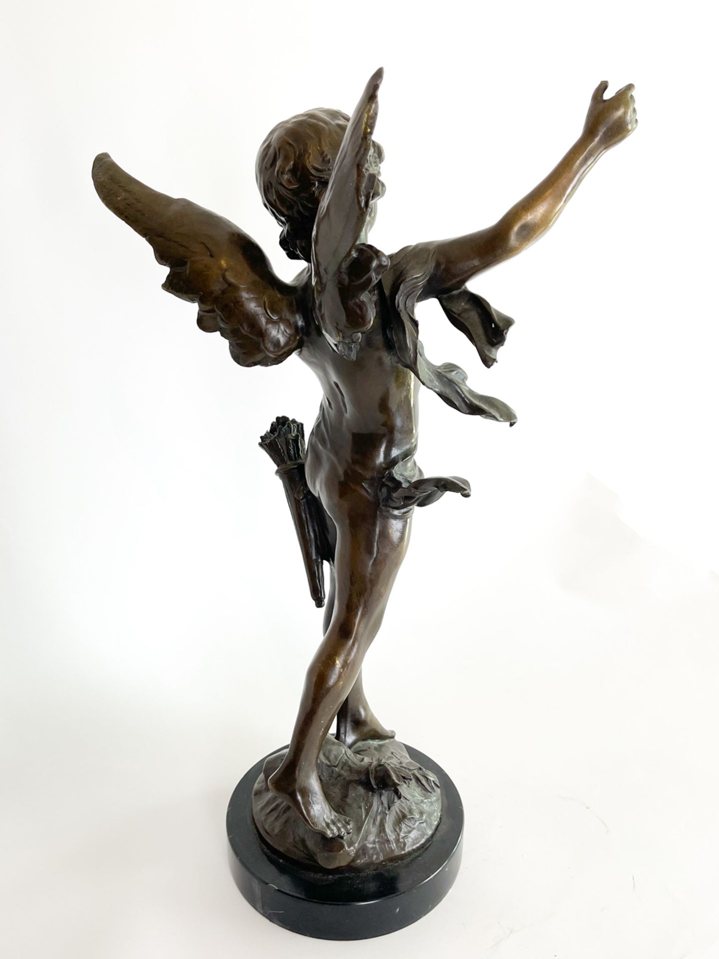 Große Bronzefigur "geflügelter Putto" - Bild 11 aus 15