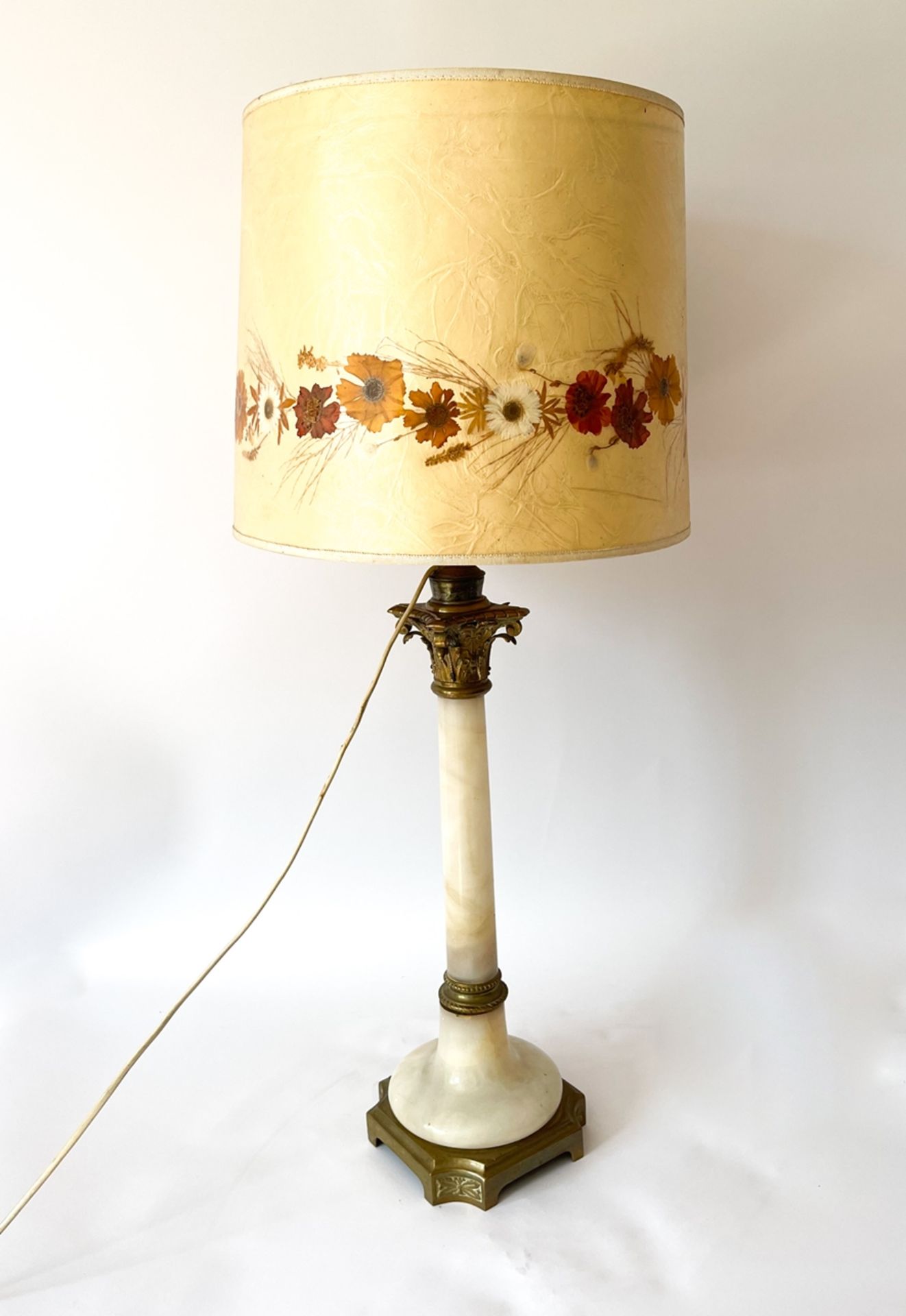 Alabaster lamp with applications made out of bronze