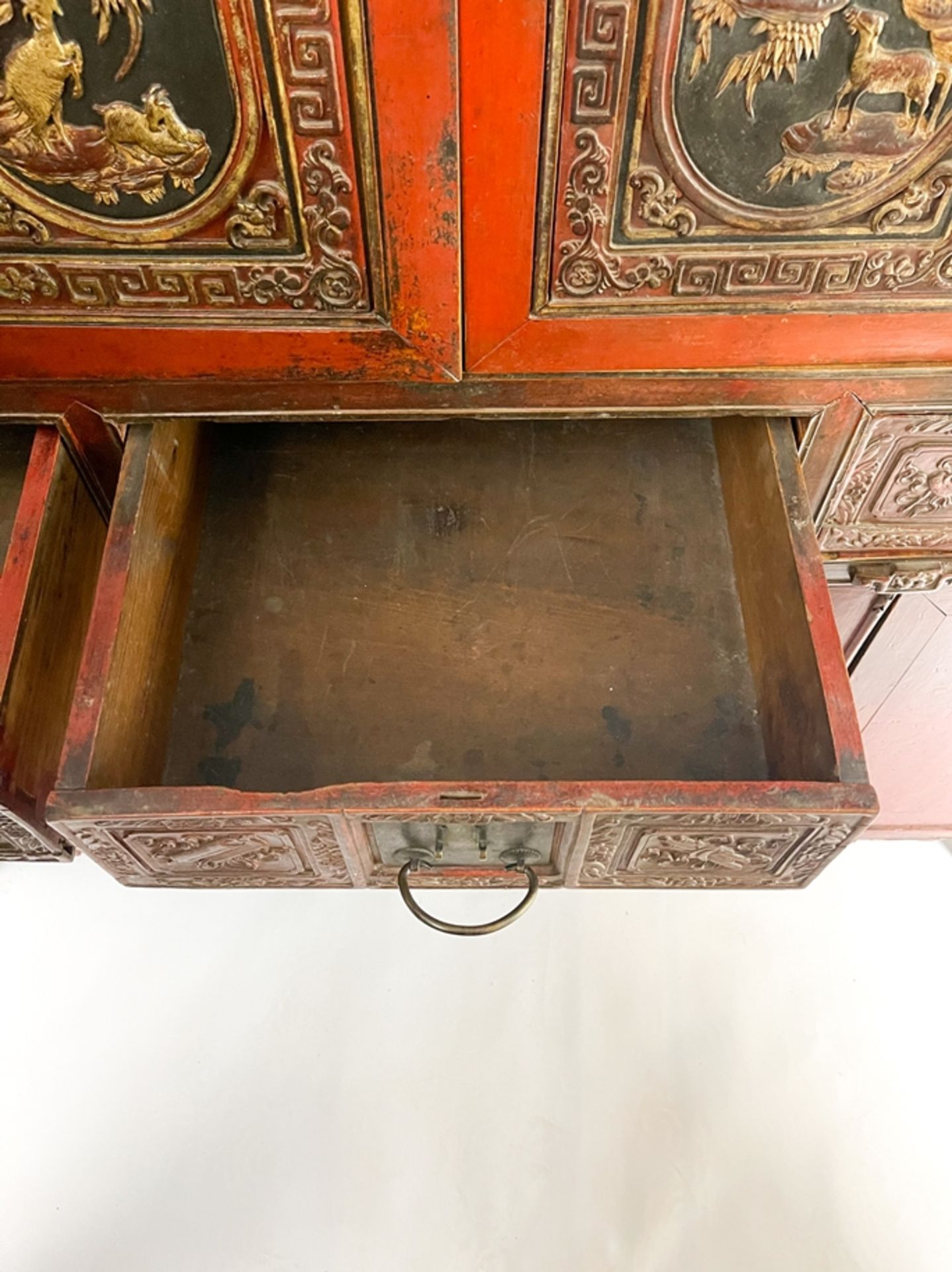 Red chinese cabinet from the 19th century - Image 3 of 12