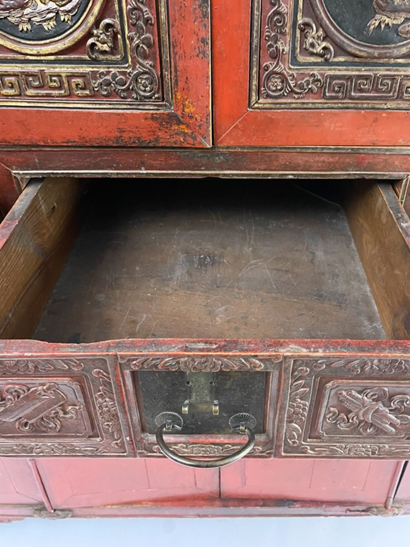Red chinese cabinet from the 19th century - Image 6 of 12