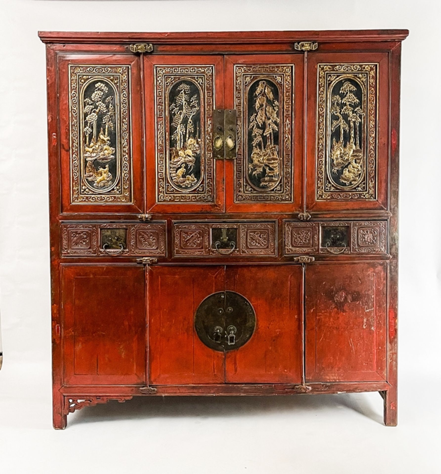 Red chinese cabinet from the 19th century